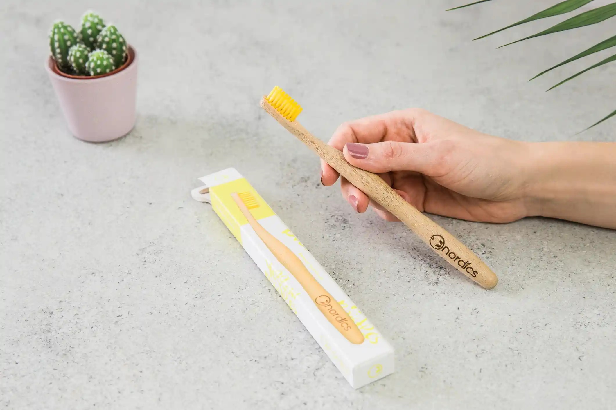 Зубная щетка экологичная Nordics из бамбука Moso желтая фото 2