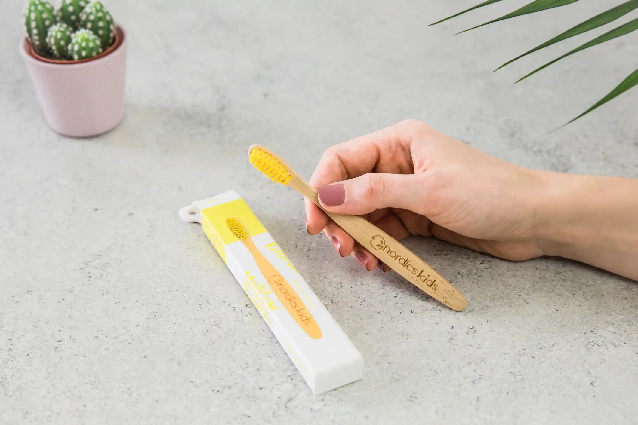 Зубная щетка детская экологичная Nordics из бамбука Moso желтая фото 2