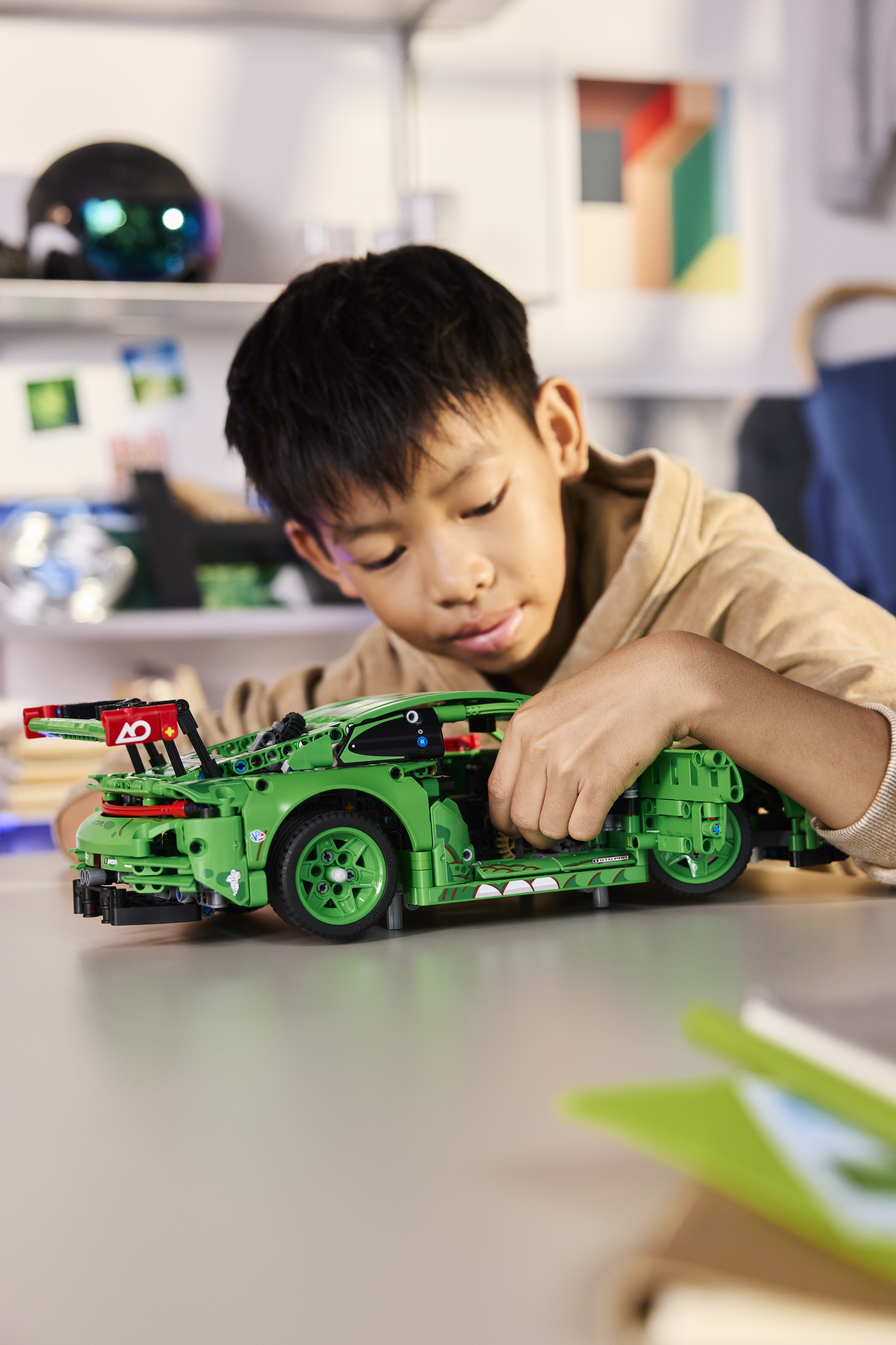 LEGO 42224 Technic Автомобиль Porsche 911 GT3 R REXY AO Racing фото 10