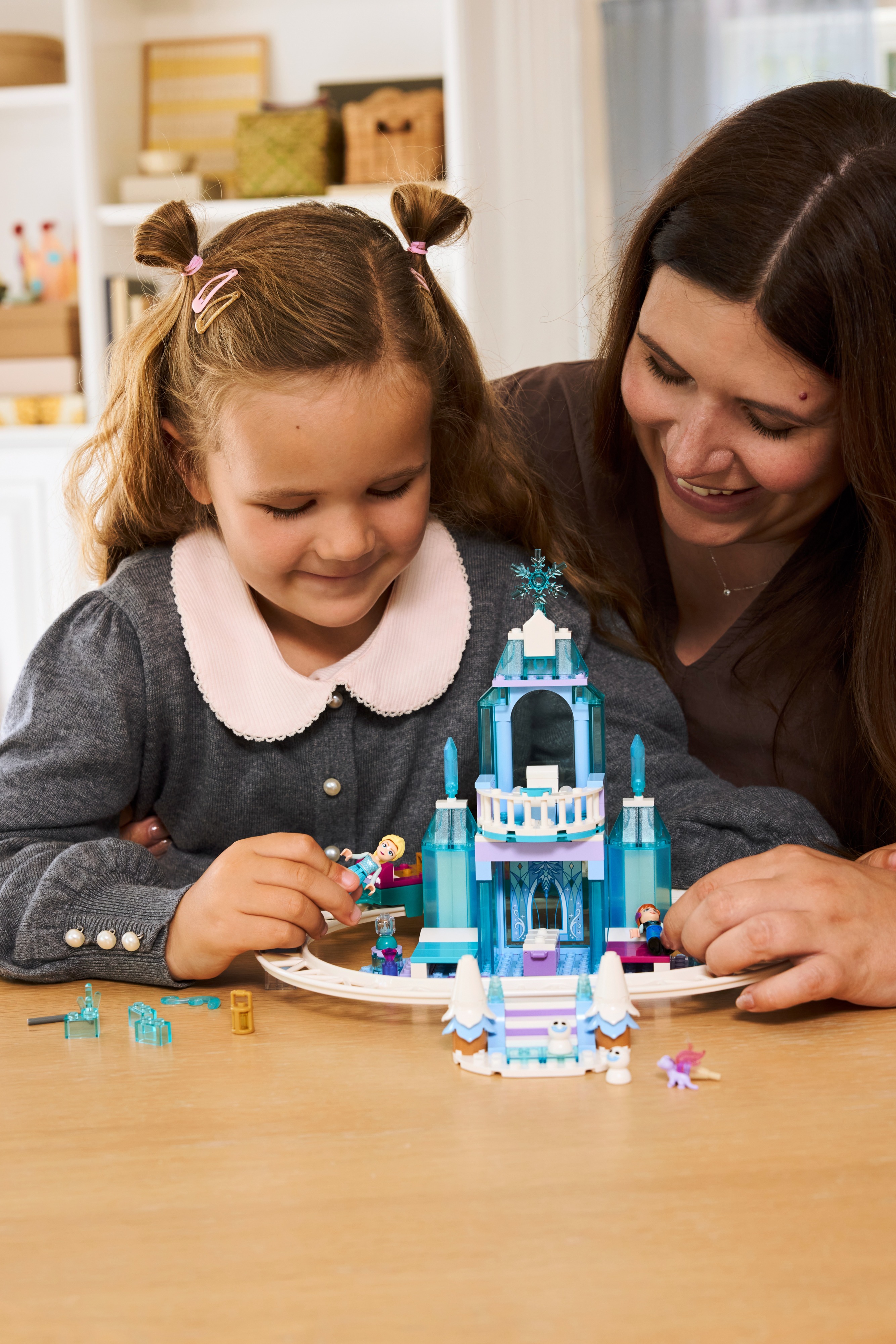 LEGO 43281 Disney Princess Ледяной дворец Эльзы и веселое катание на санках фото 10