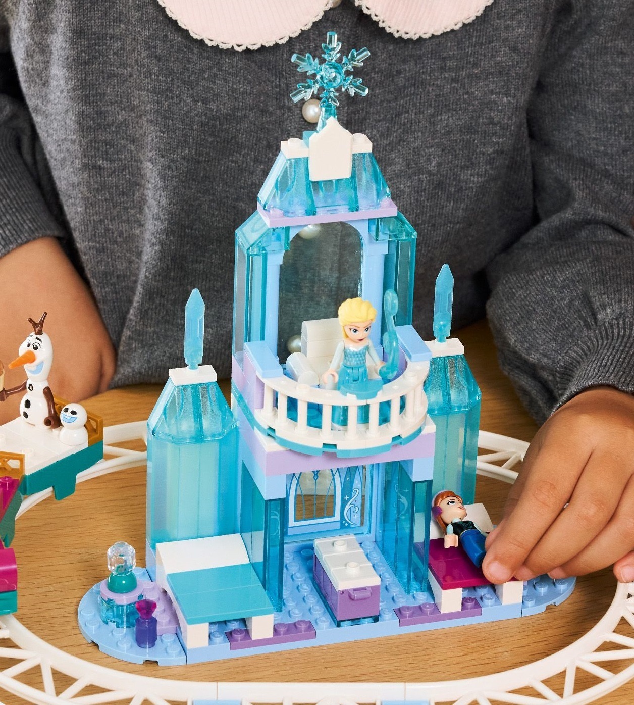 LEGO 43281 Disney Princess Ледяной дворец Эльзы и веселое катание на санках фото 9
