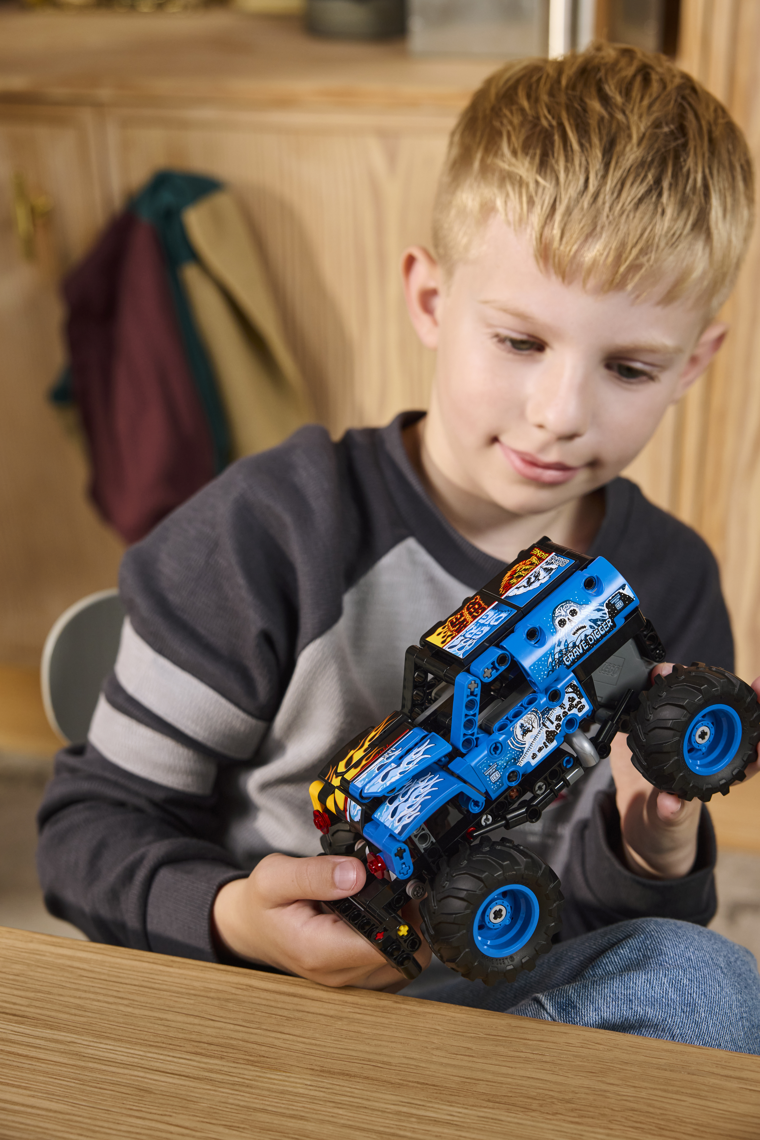 LEGO 42219 Technic Monster Jam Grave Digger Огонь и лед фото 5