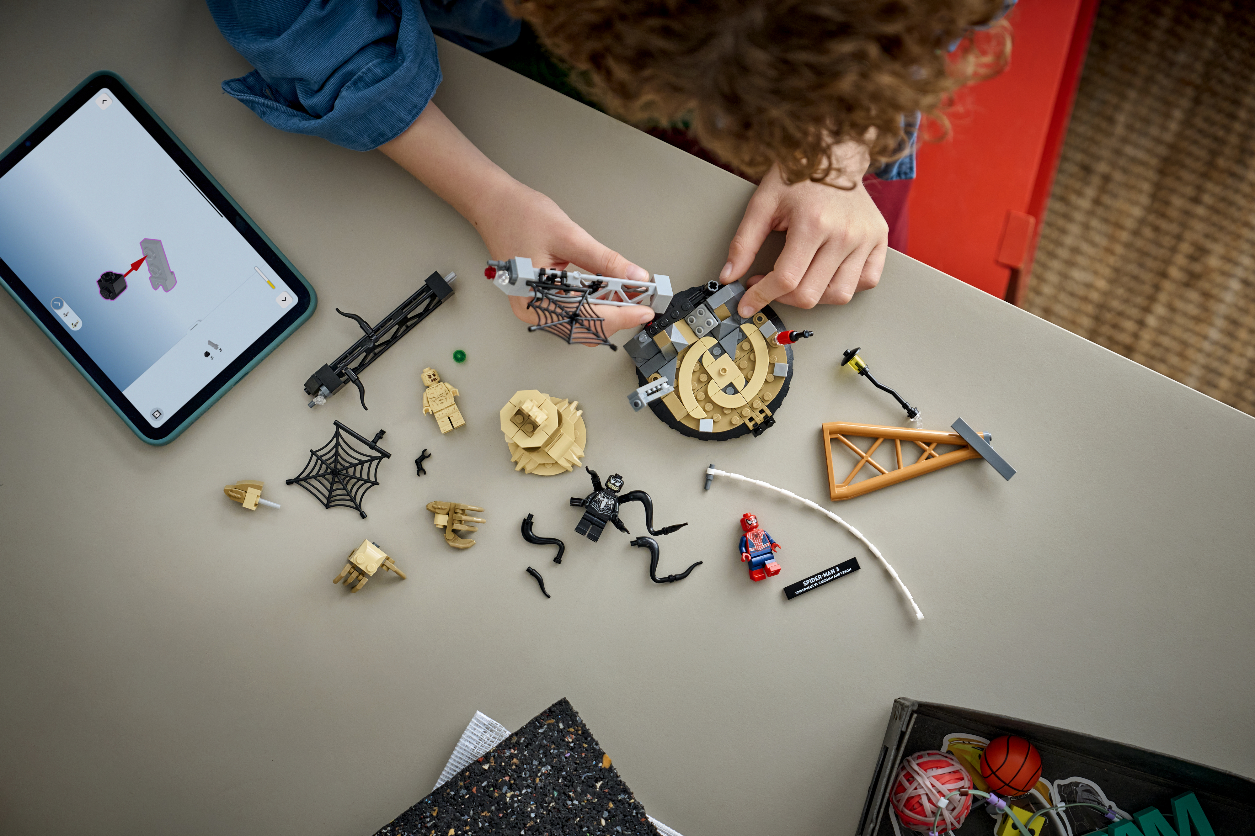 LEGO 76334 Marvel Легендарная битва: Человек-паук vs. Песочный человек фото 8