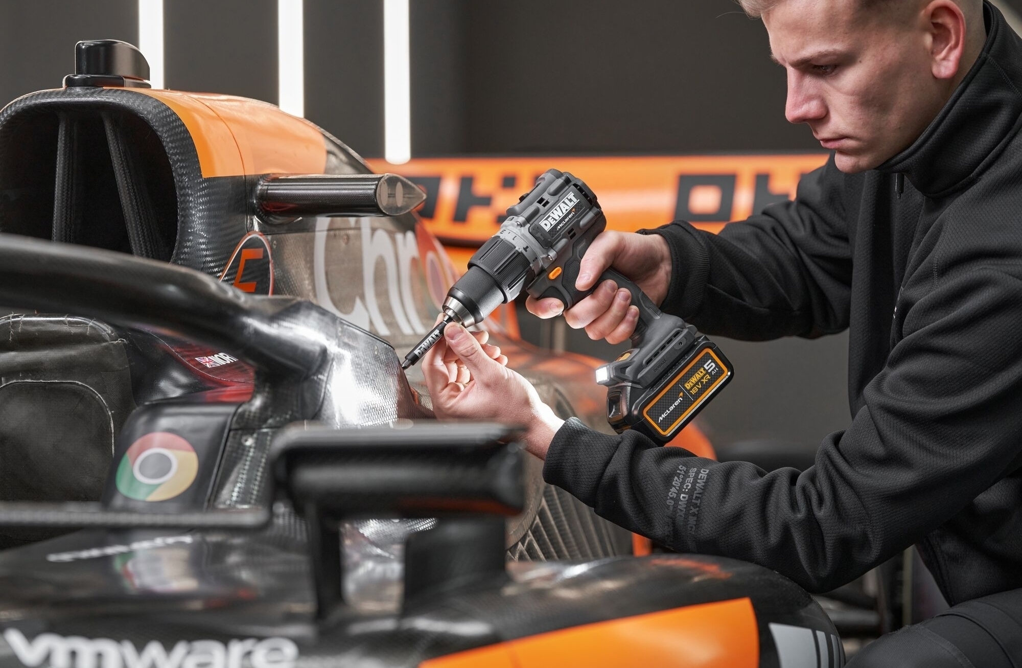 Шуруповерт ударний акумуляторний DeWalt McLaren F1 Team Limited Edition 18В 2х5А·ч (DCD85MP2T)фото