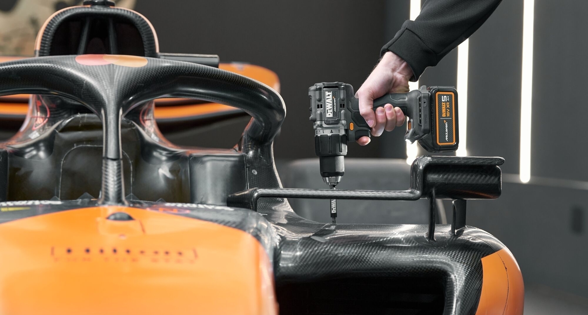 Шуруповерт ударний акумуляторний DeWalt McLaren F1 Team Limited Edition 18В 2х5А·ч (DCD85MP2T)фото