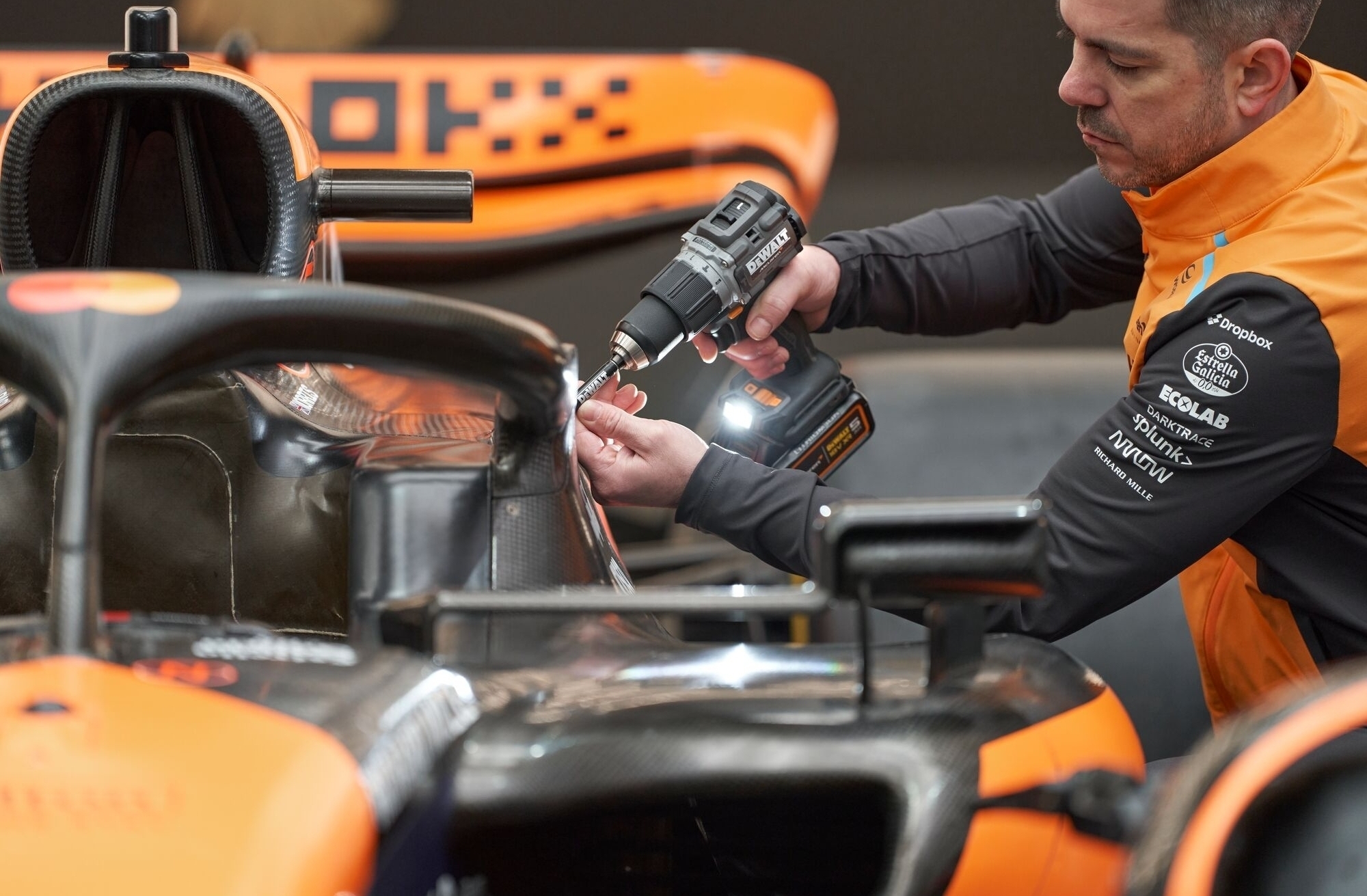 Шуруповерт ударний акумуляторний DeWalt McLaren F1 Team Limited Edition 18В 2х5А·ч (DCD85MP2T)фото