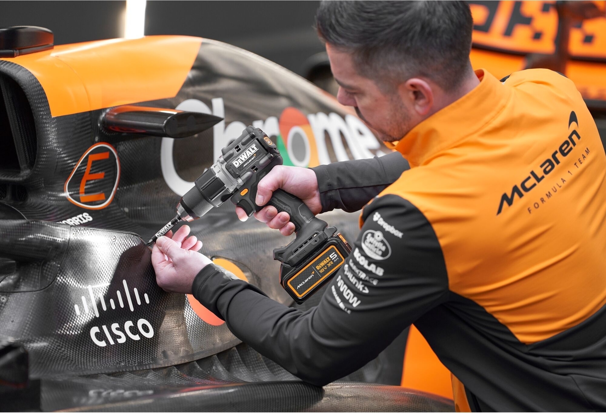 Шуруповерт ударний акумуляторний DeWalt McLaren F1 Team Limited Edition 18В 2х5А·ч (DCD85MP2T)фото