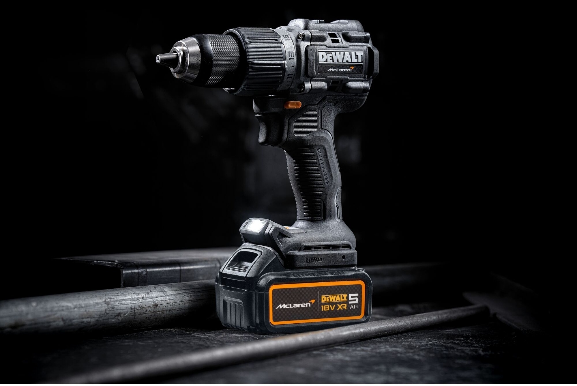 Шуруповерт ударний акумуляторний DeWalt McLaren F1 Team Limited Edition 18В 2х5А·ч (DCD85MP2T)фото