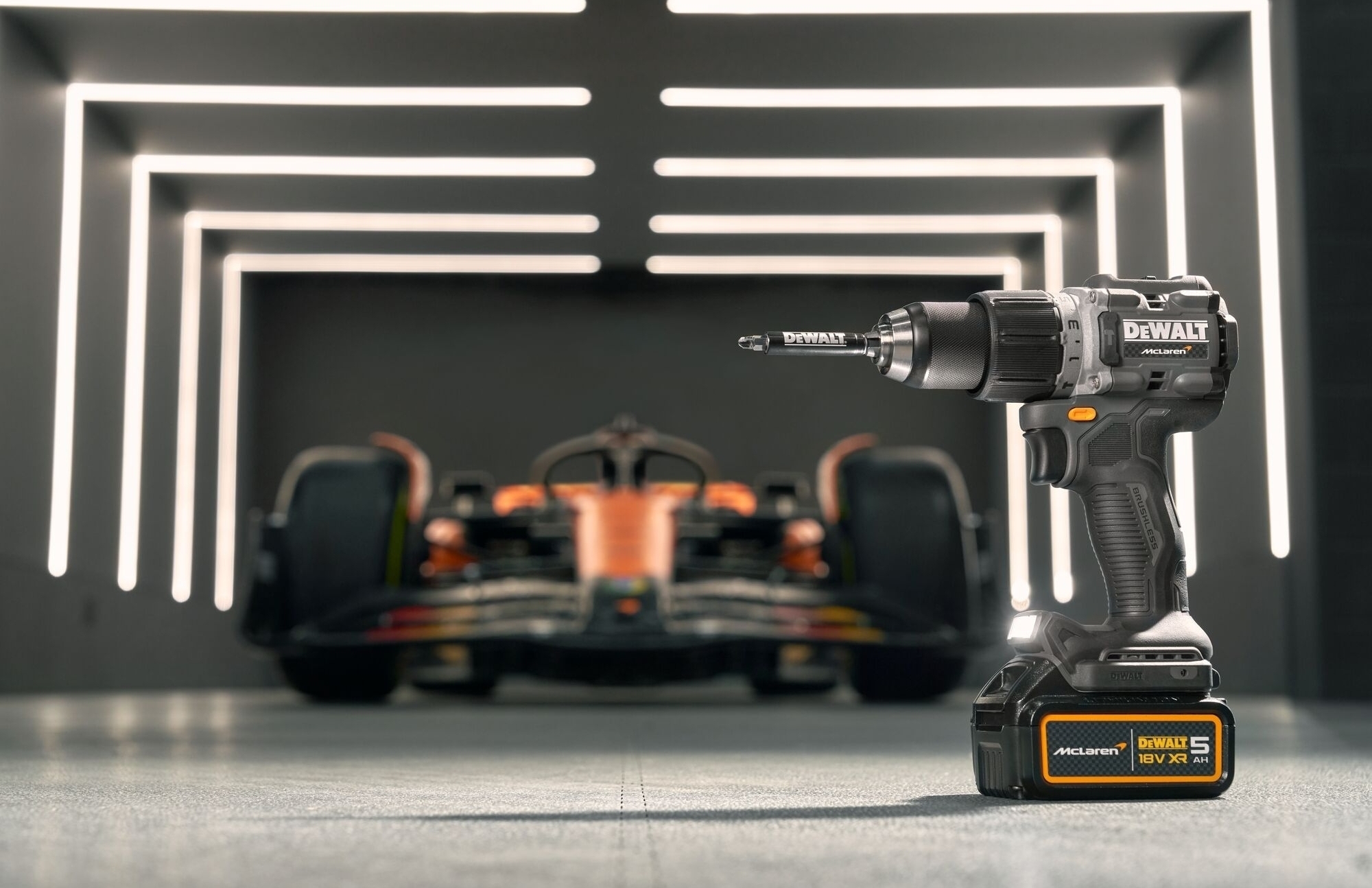 Шуруповерт ударний акумуляторний DeWalt McLaren F1 Team Limited Edition 18В 2х5А·ч (DCD85MP2T)фото