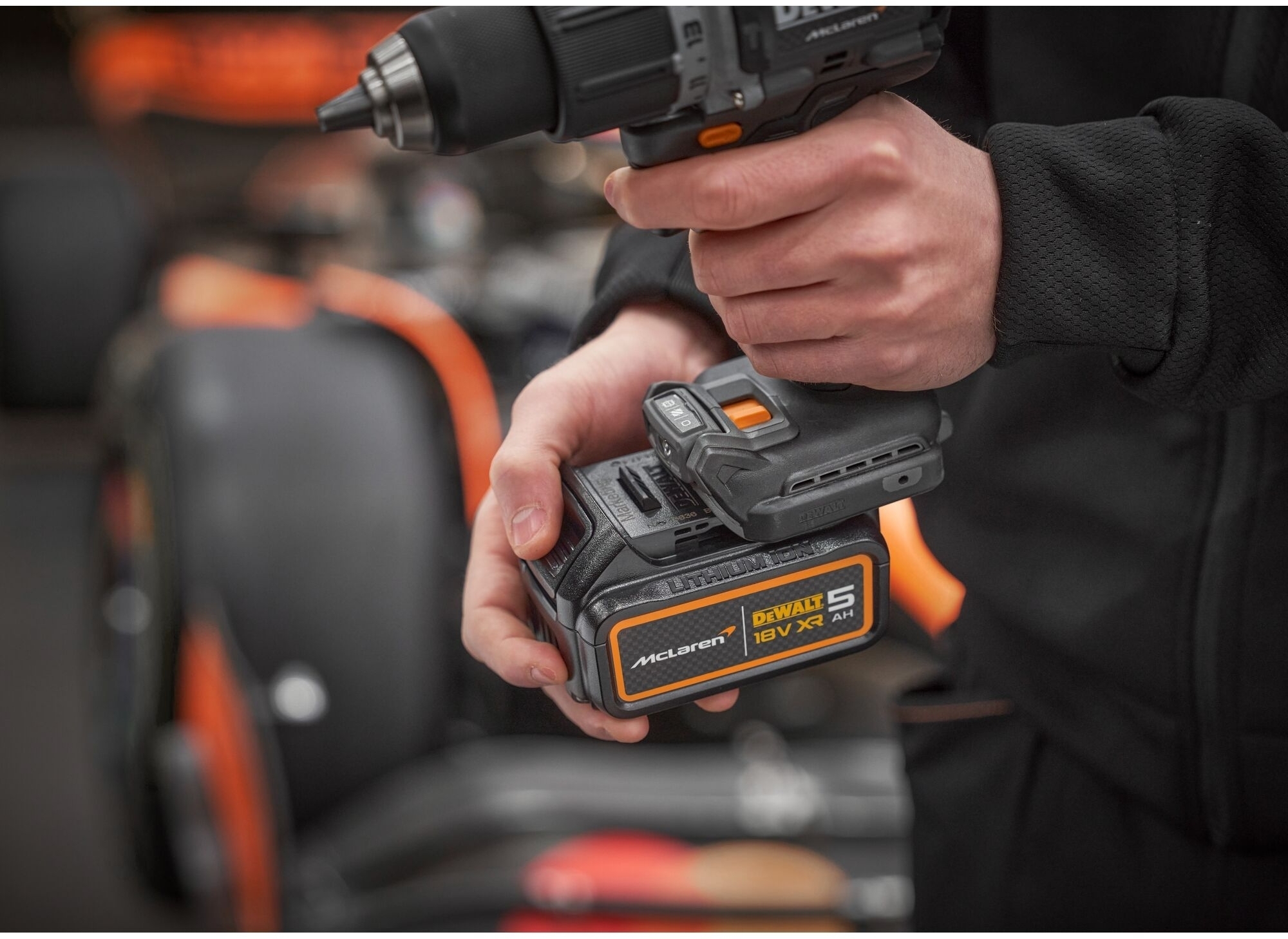 Шуруповерт ударний акумуляторний DeWalt McLaren F1 Team Limited Edition 18В 2х5А·ч (DCD85MP2T)фото