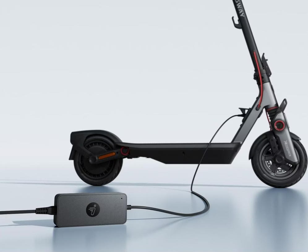 Швидкісний зарядний пристрій Segway-Ninebot 48V для GT3/Max G3/ZT3 Pro/F3/F3 Pro (AD.05.00.13.0018)фото2