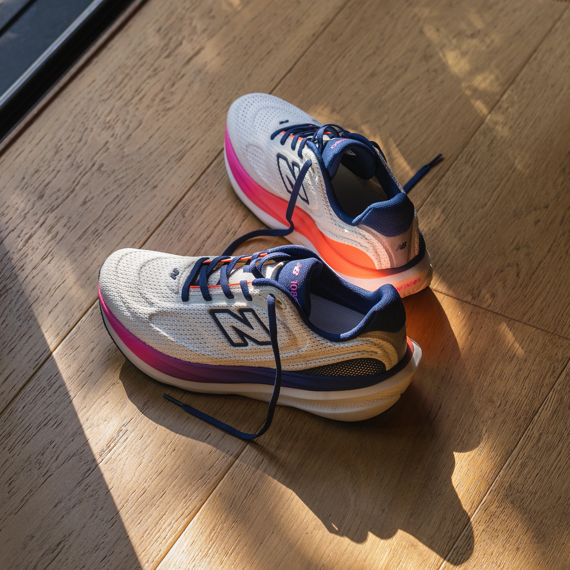 Кроссовки женские New Balance 1080v15 W10801L7 39 (8 US) белые/фиолетовые фото 9