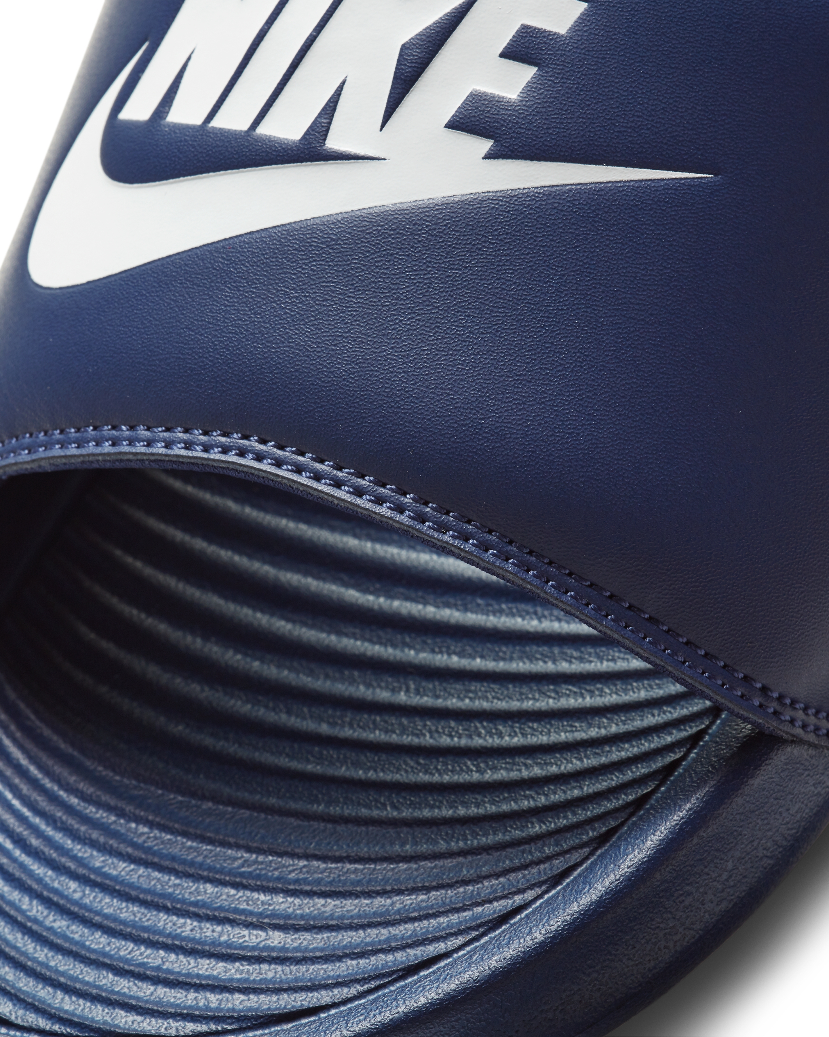 Шльопанці чоловічі Nike Victori One Slide CN9675-401 45 (11 US) темно-синіфото