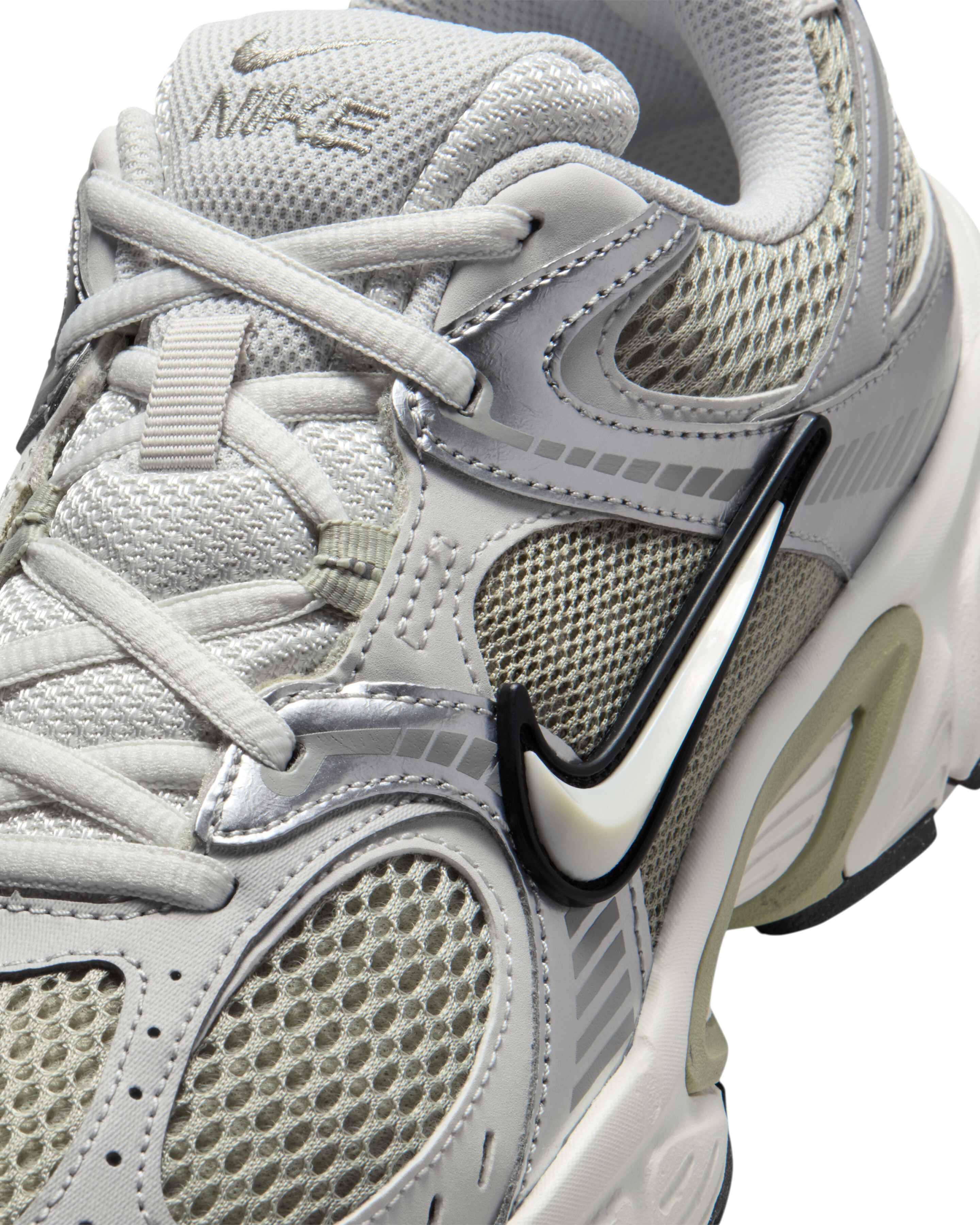 Кроссовки женские Nike W V5 Rnr HQ7901-301 38 (7 US) оливковые фото 6