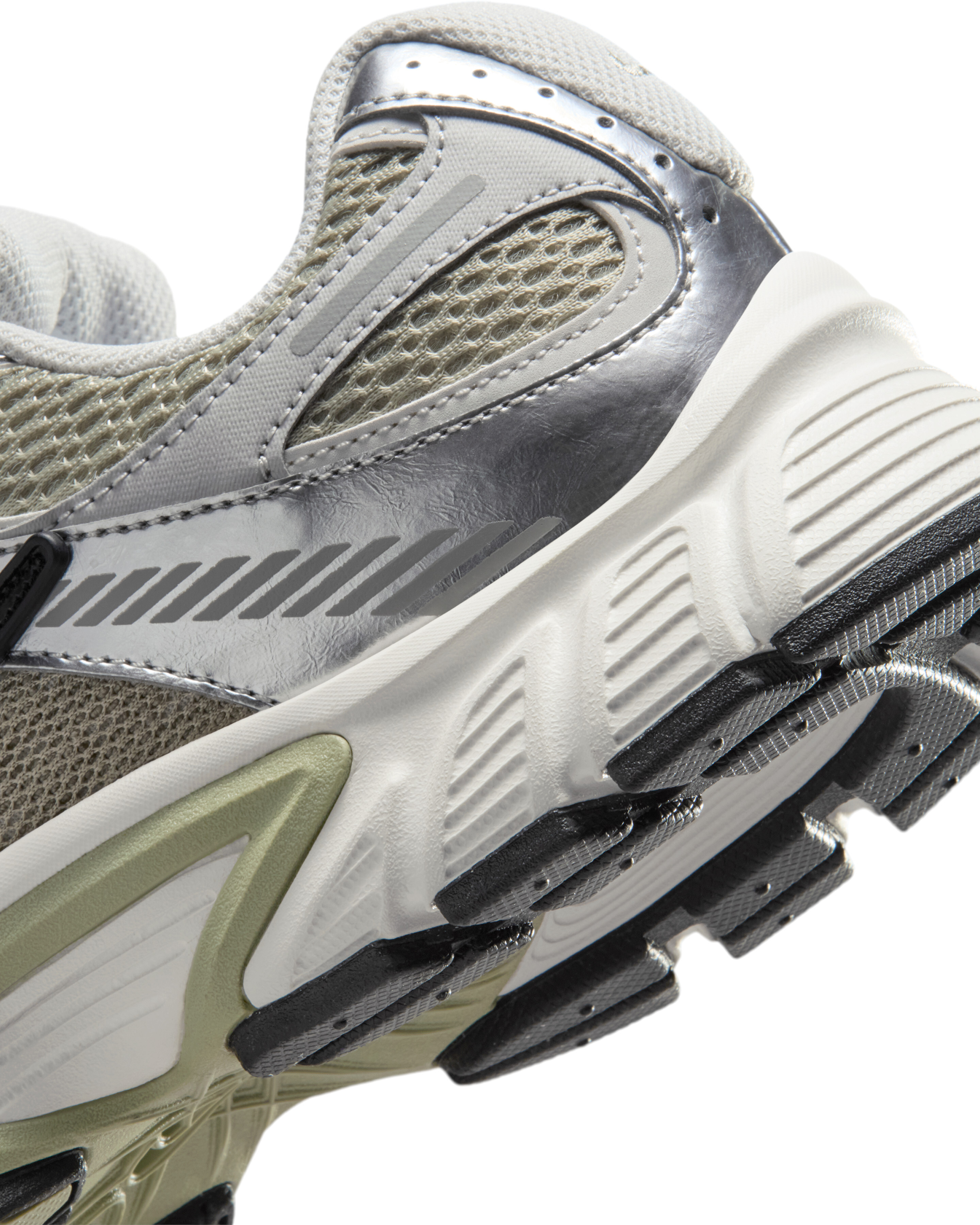 Кроссовки женские Nike W V5 Rnr HQ7901-301 38,5 (7,5 US) оливковые фото 