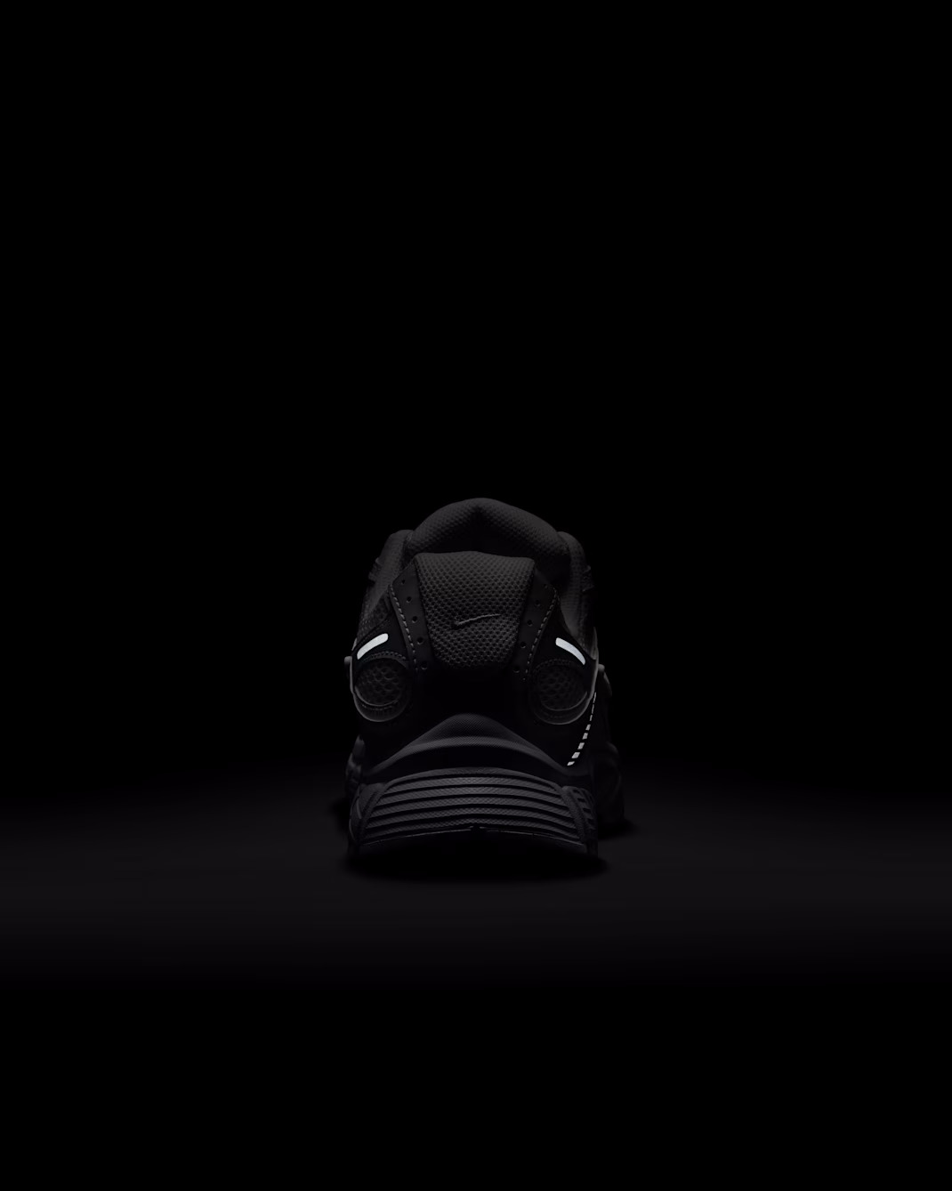 Кроссовки женские Nike W V5 Rnr HQ7901-301 38,5 (7,5 US) оливковые фото 