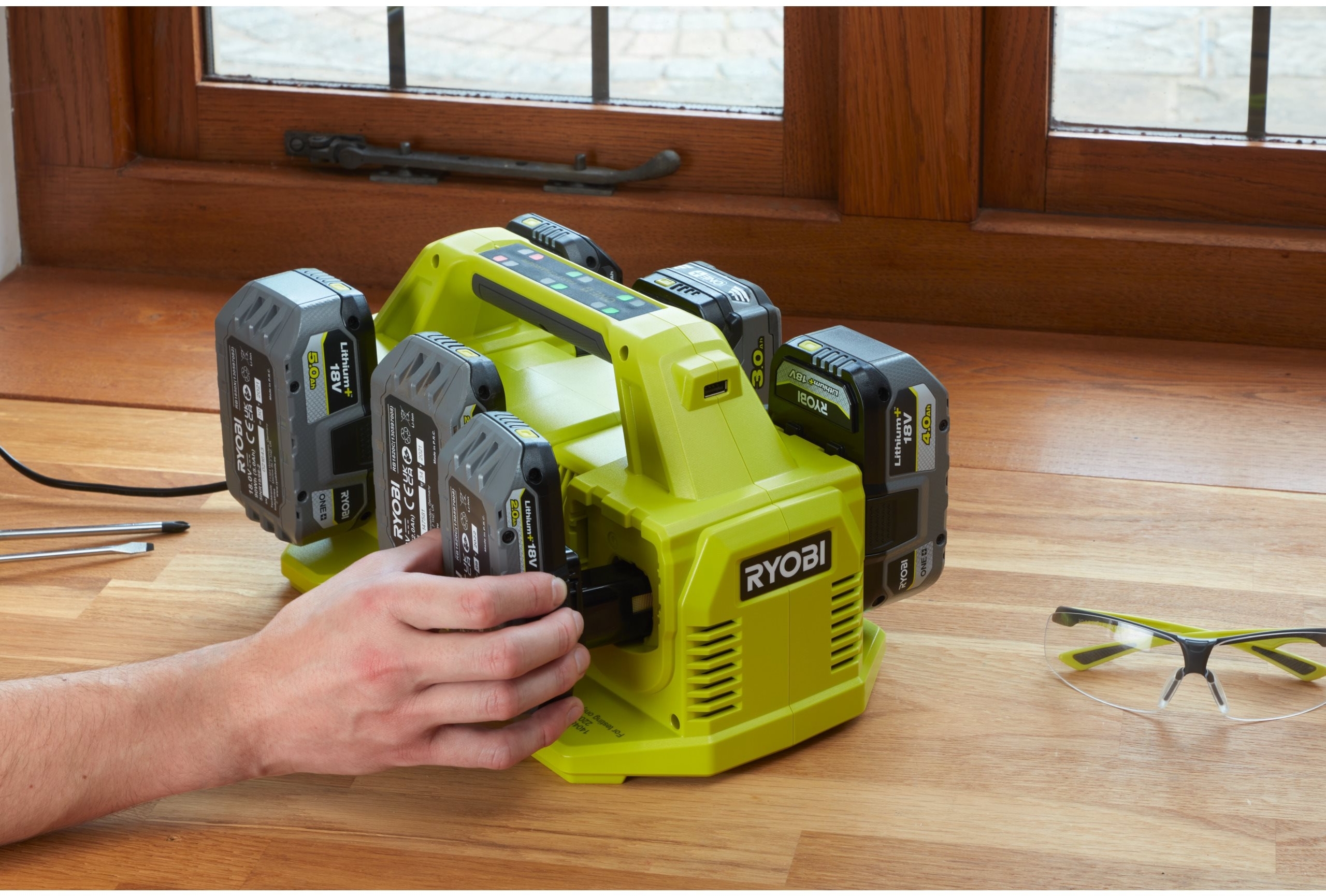 Зарядное устройство Ryobi ONE+ RC18640 18В (5133005805) фото 