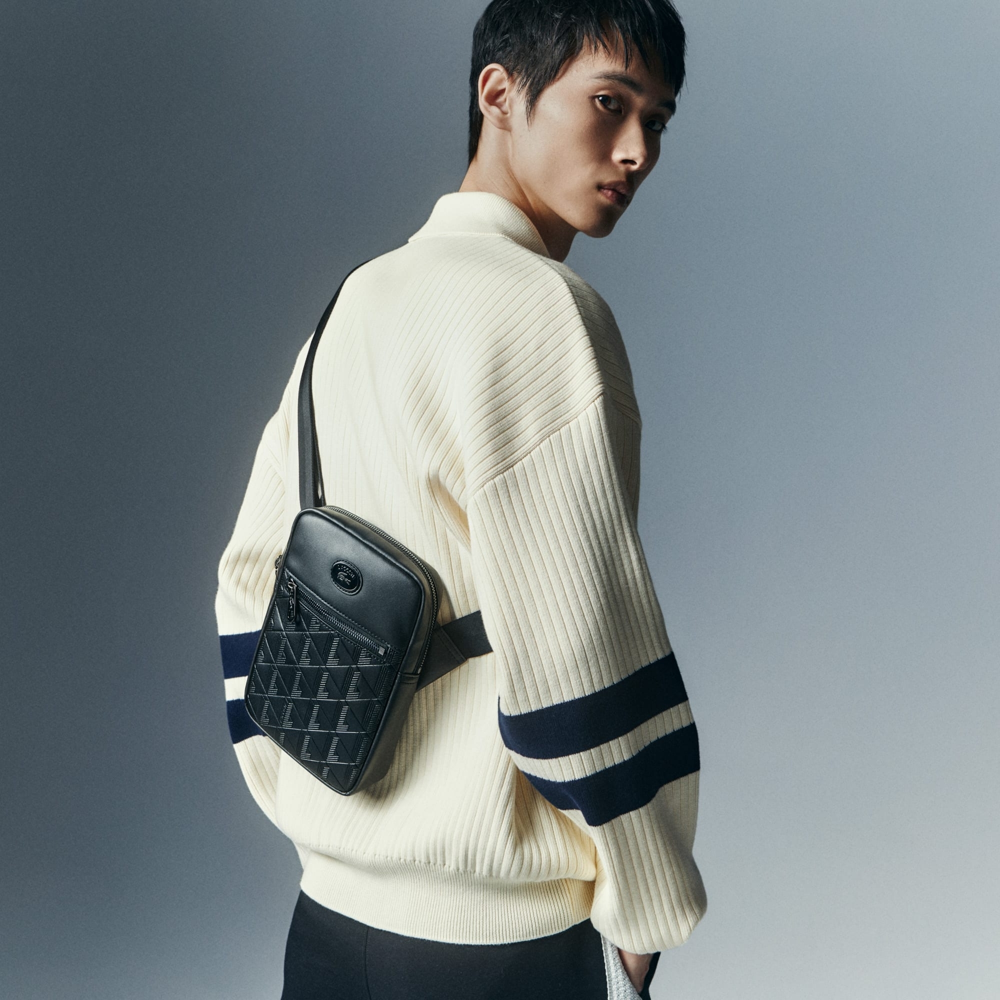 Сумка плечевая Lacoste Monogram Satchel NH4486MR черная фото 8