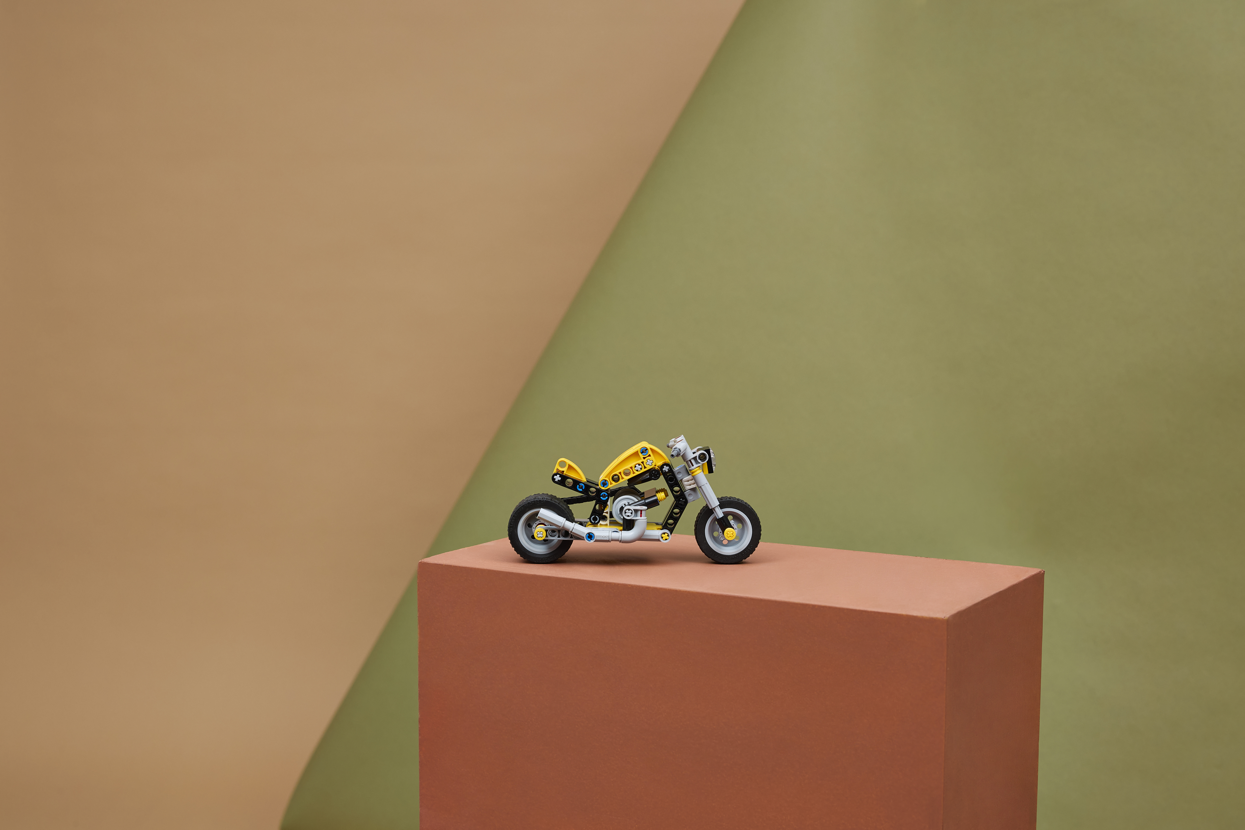 LEGO 42225 Technic Желтый мотоцикл фото 8