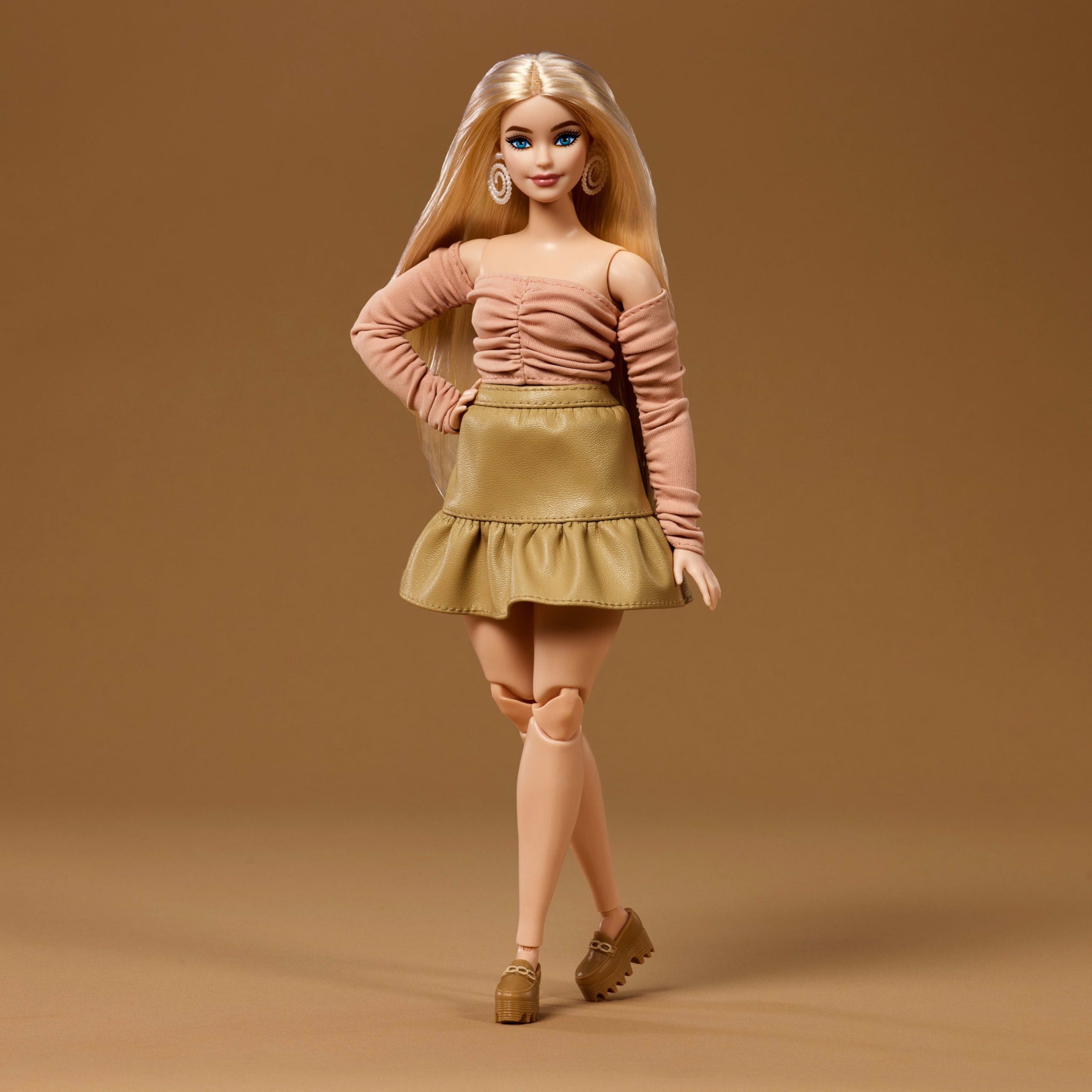 Коллекционный набор You Create Barbie Basics – блондинка (JJX37) фото 7