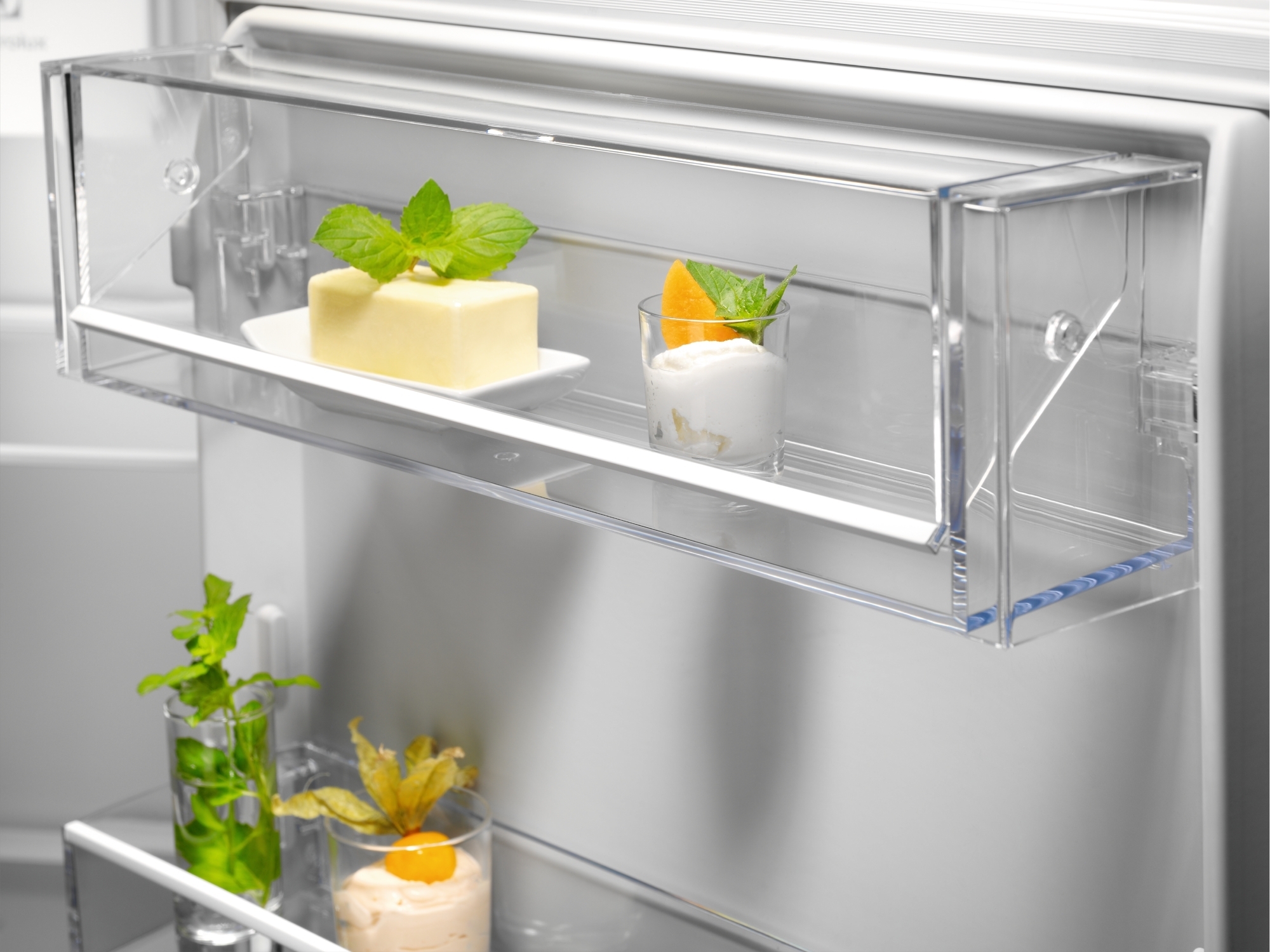 Вбудований холодильник Electrolux LNG7TE18Sфото