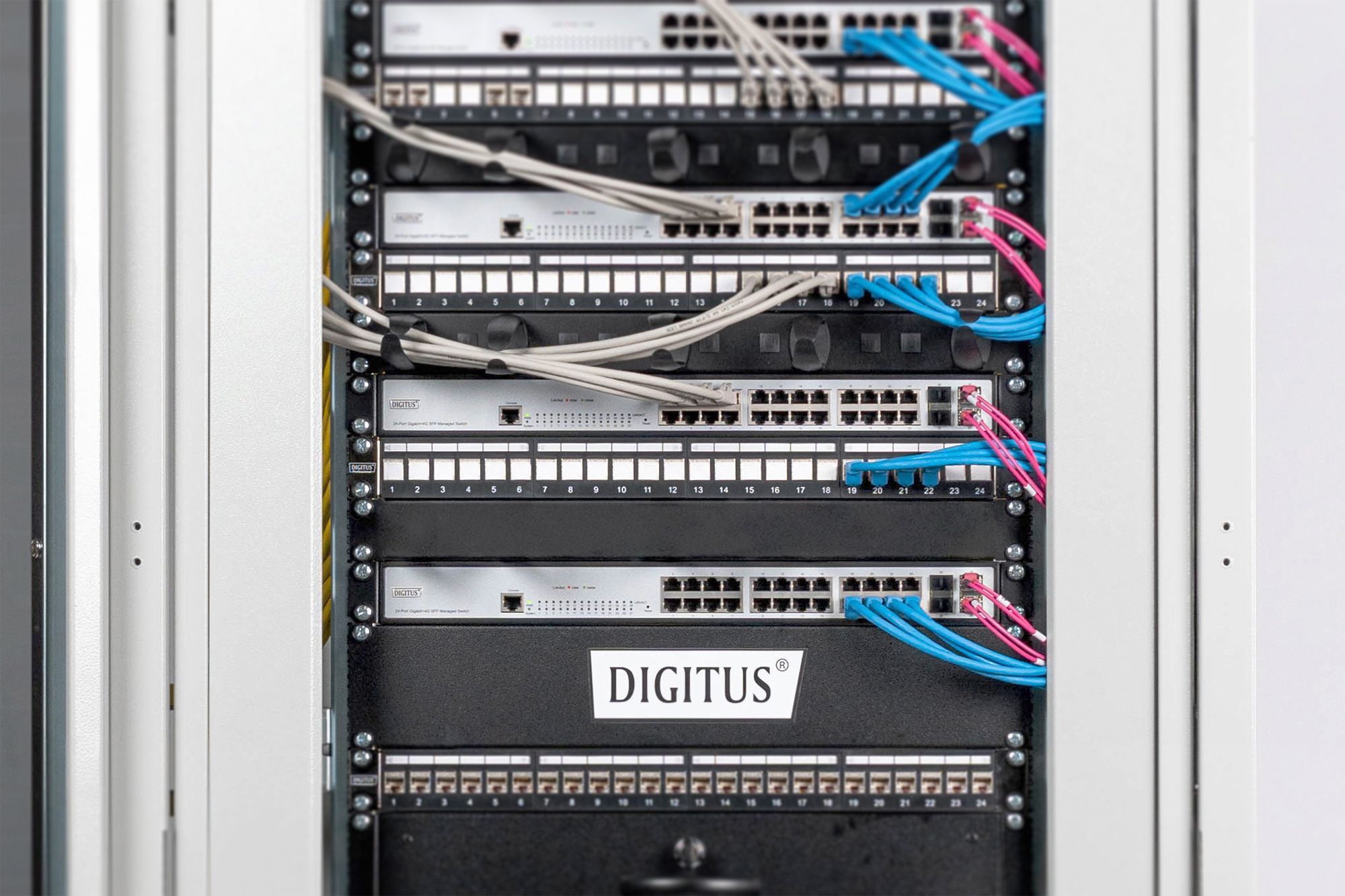Заглушка DIGITUS 19'' 1U, колір панелі чорний (RAL 9005) (DN-19BPN-01-SW)фото