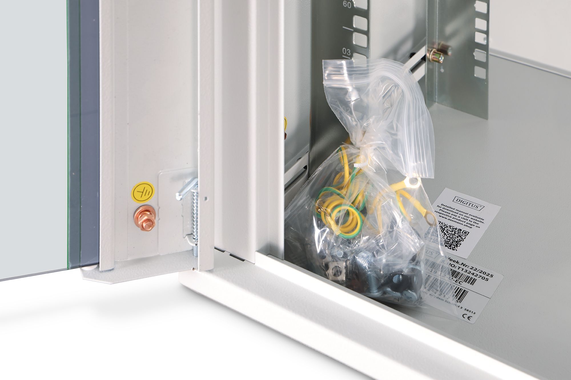 Шафа DIGITUS 19", 12U, Wall Mounting Dynamic Basic 600x450 мм 60кг (DN-1912-U-EC)фото