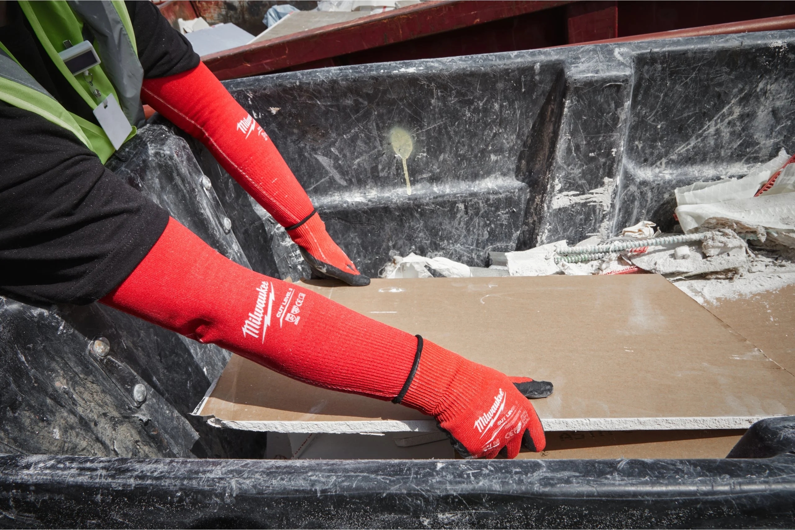 Нарукавники рабочие Milwaukee, высокоэластичный нейлон, 40см, красный (4932478584) фото 