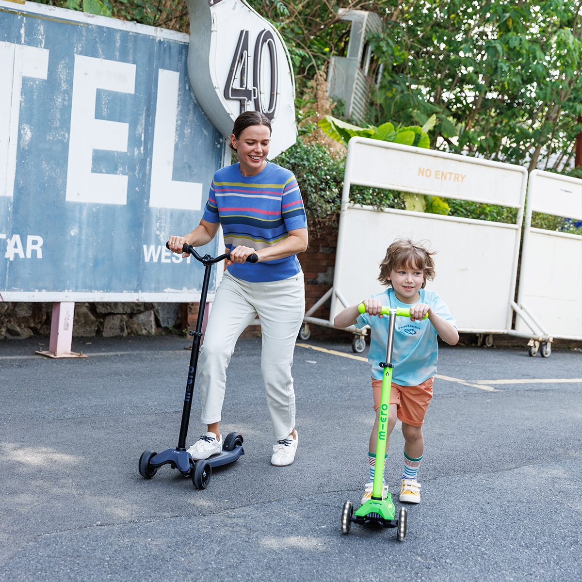 Самокат Micro серії Maxi Deluxe Neon LED – Зелений папуга (MMD232)фото