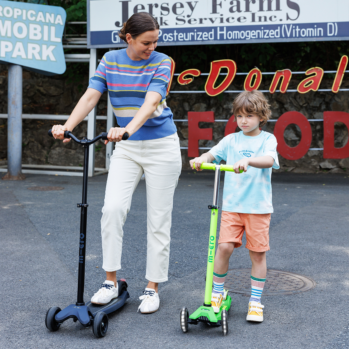 Самокат Micro серії Maxi Deluxe Neon LED – Зелений папуга (MMD232)фото