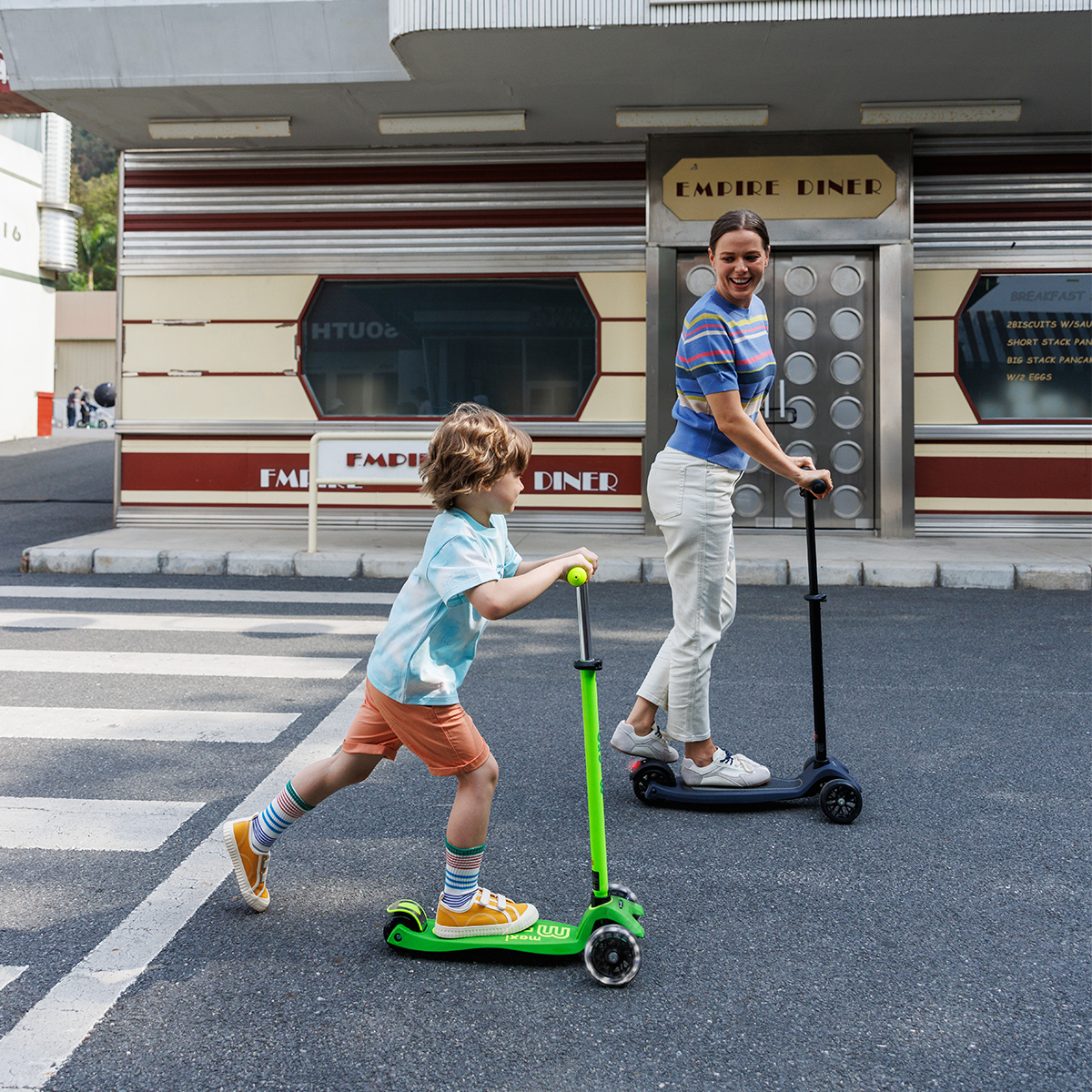 Самокат Micro серії Maxi Deluxe Neon LED – Зелений папуга (MMD232)фото