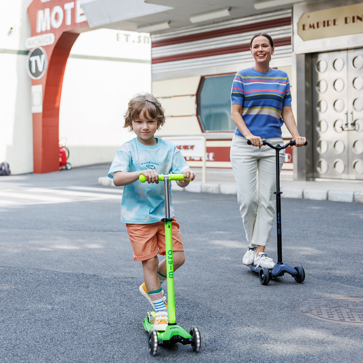 Самокат Micro серії Maxi Deluxe Neon LED – Зелений папуга (MMD232)фото