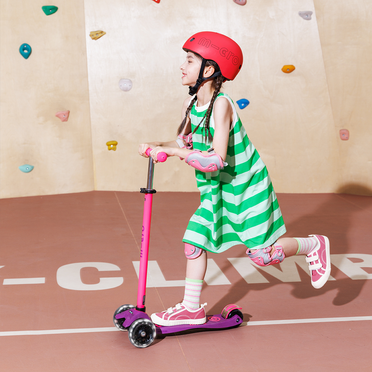 Самокат Micro серії Maxi Deluxe Neon LED – Ультра рожевий (MMD233)фото