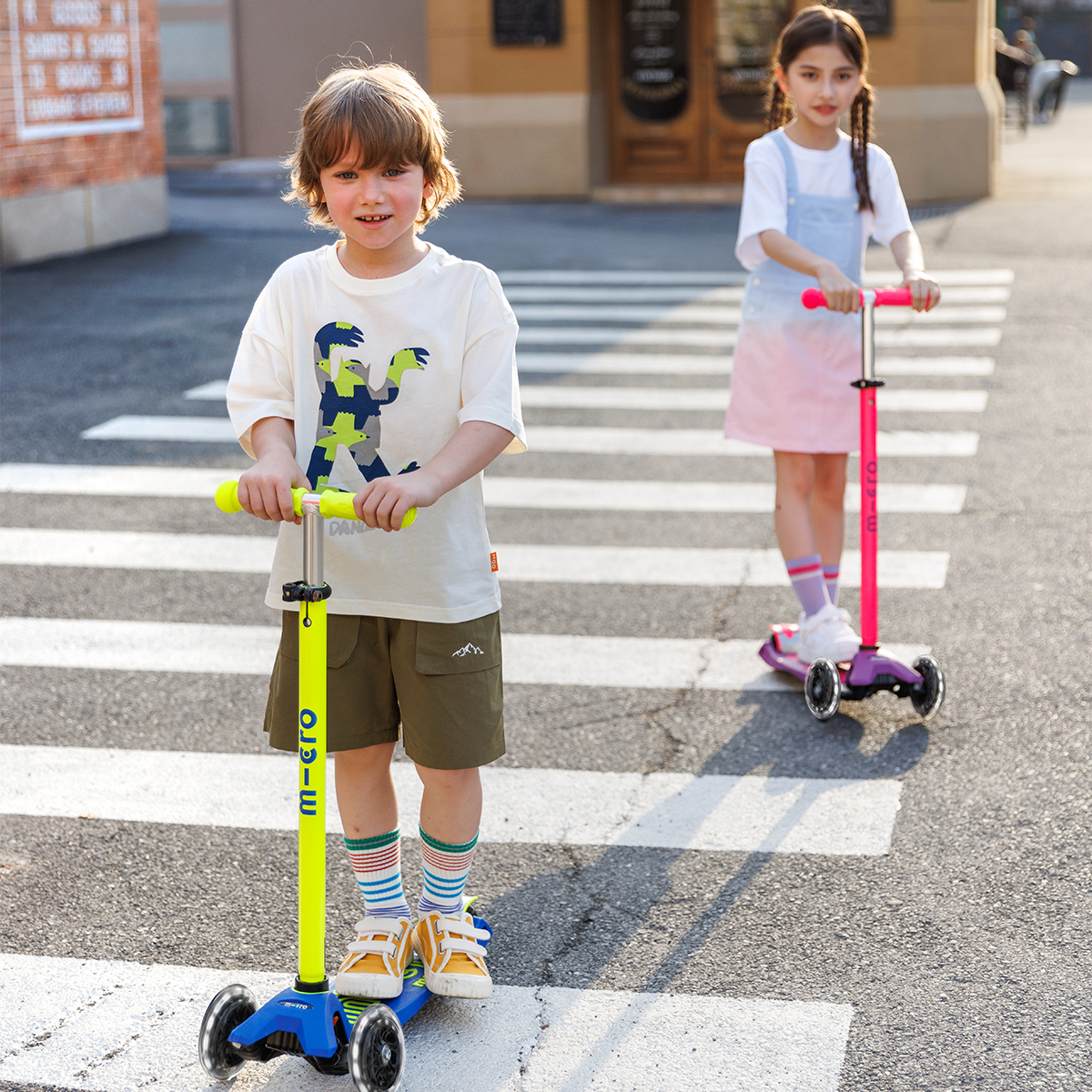 Самокат Micro серії Maxi Deluxe Neon LED – Ультра рожевий (MMD233)фото