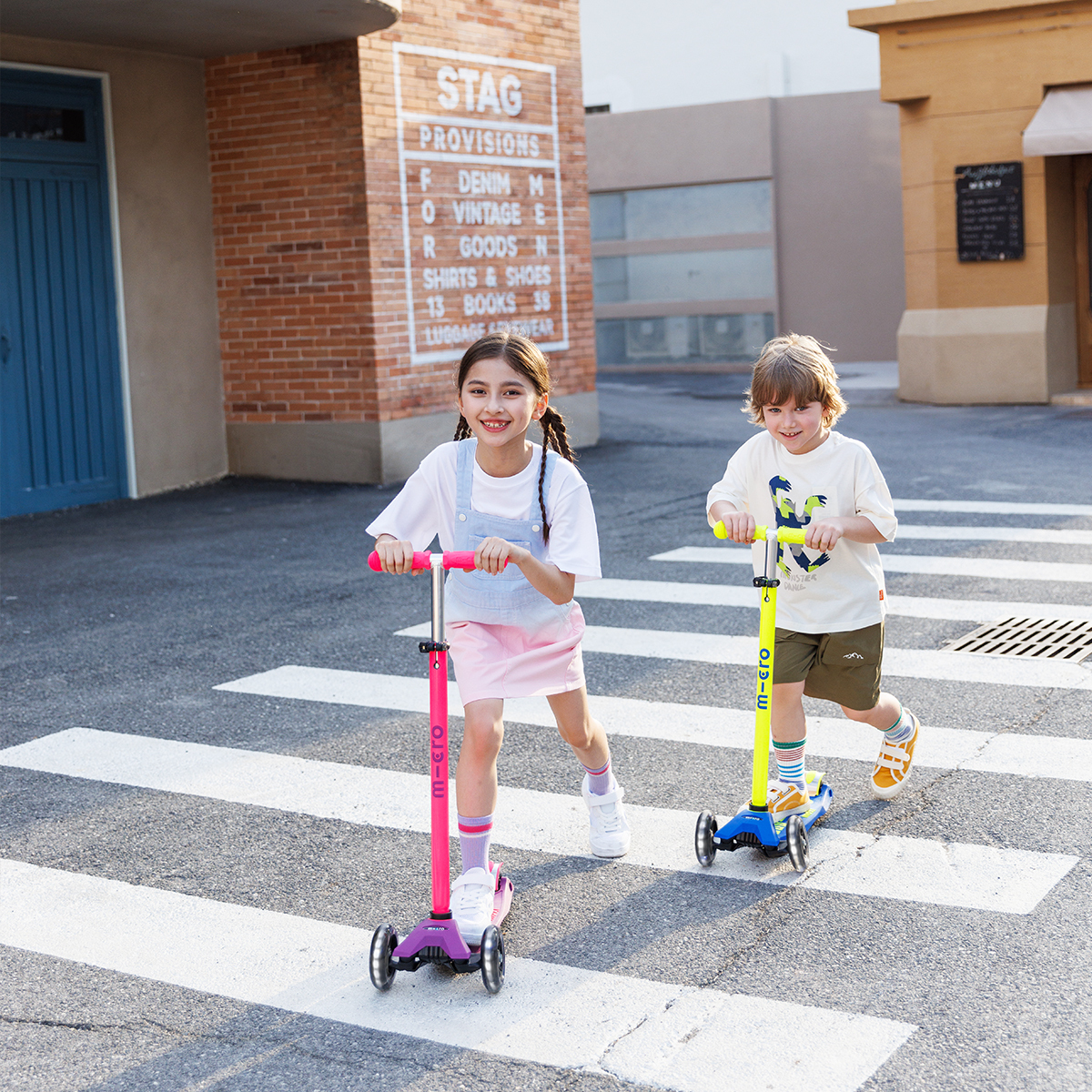 Самокат Micro серії Maxi Deluxe Neon LED – Ультра рожевий (MMD233)фото