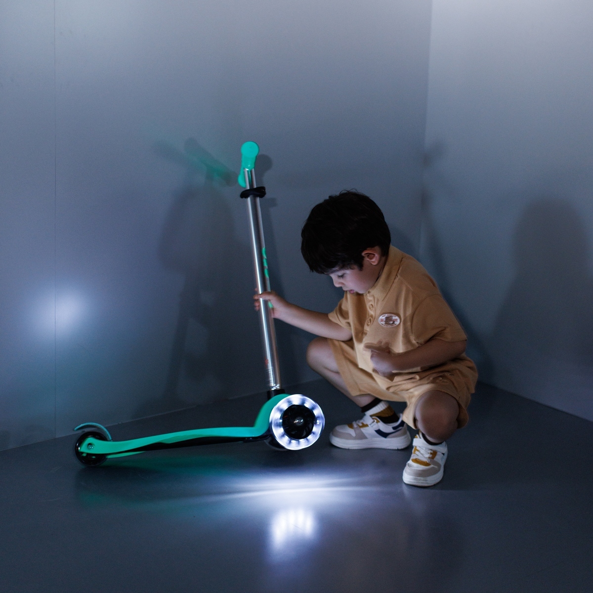 Самокат Micro серии Maxi Deluxe Glow LED – Желейный Зеленый (до 50 kg, 3-х колесный, светло) фото 