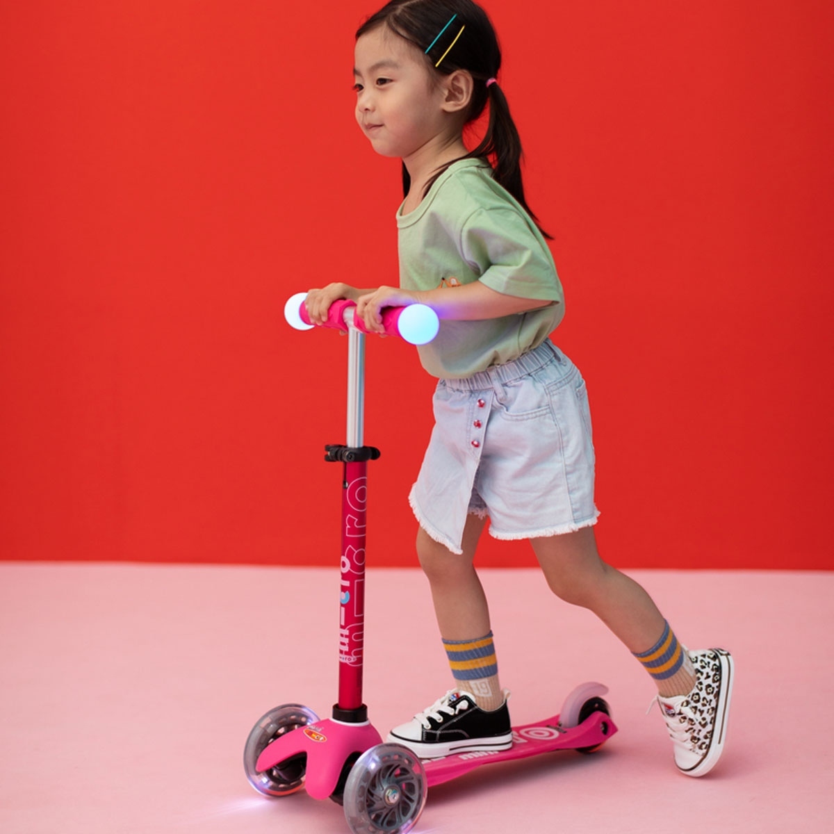 Самокат Micro серії Mini Deluxe Magic – Рожевий (до 50 kg, триколісний, світло)фото