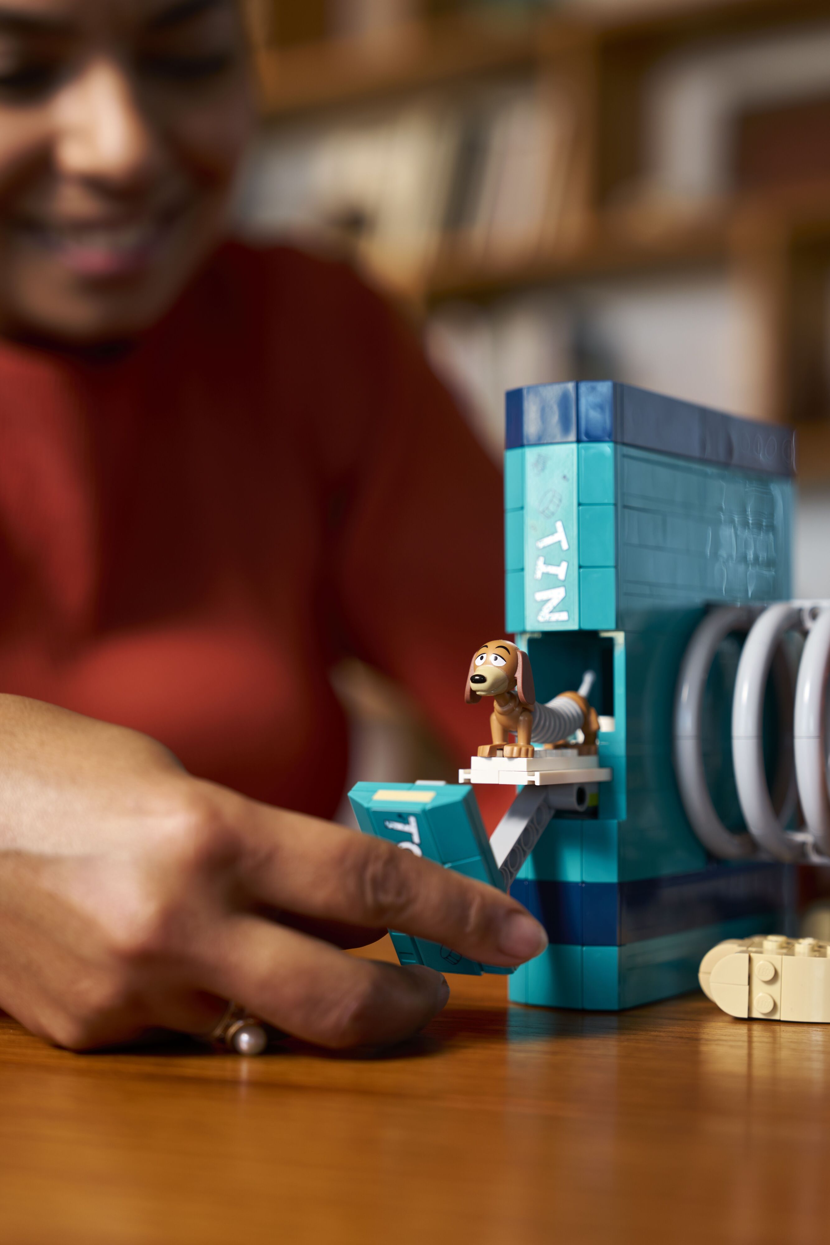 LEGO 43301 Книжные подставки Собачка Слинки из История игрушек фото11