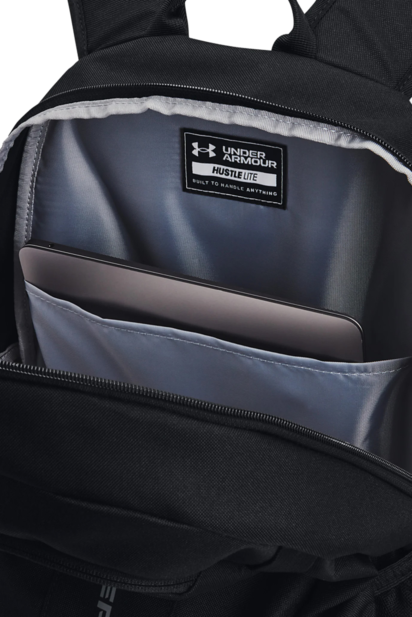 Рюкзак Under Armour Hustle Lite Backpack 26,5L 1364180-001 черный фото 