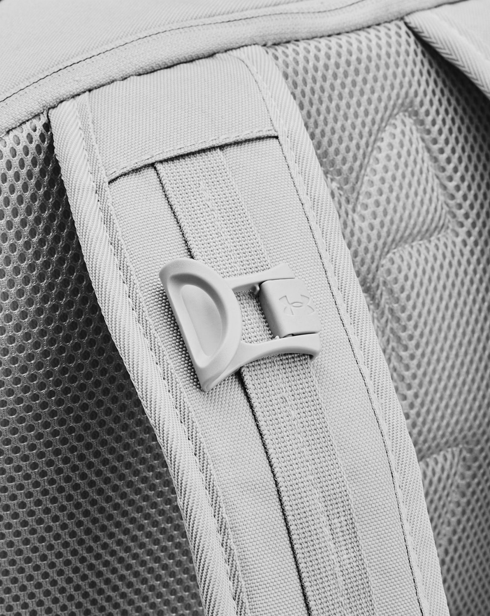 Рюкзак Under Armour Contain Backpack 33L 1378413-011 серый фото 