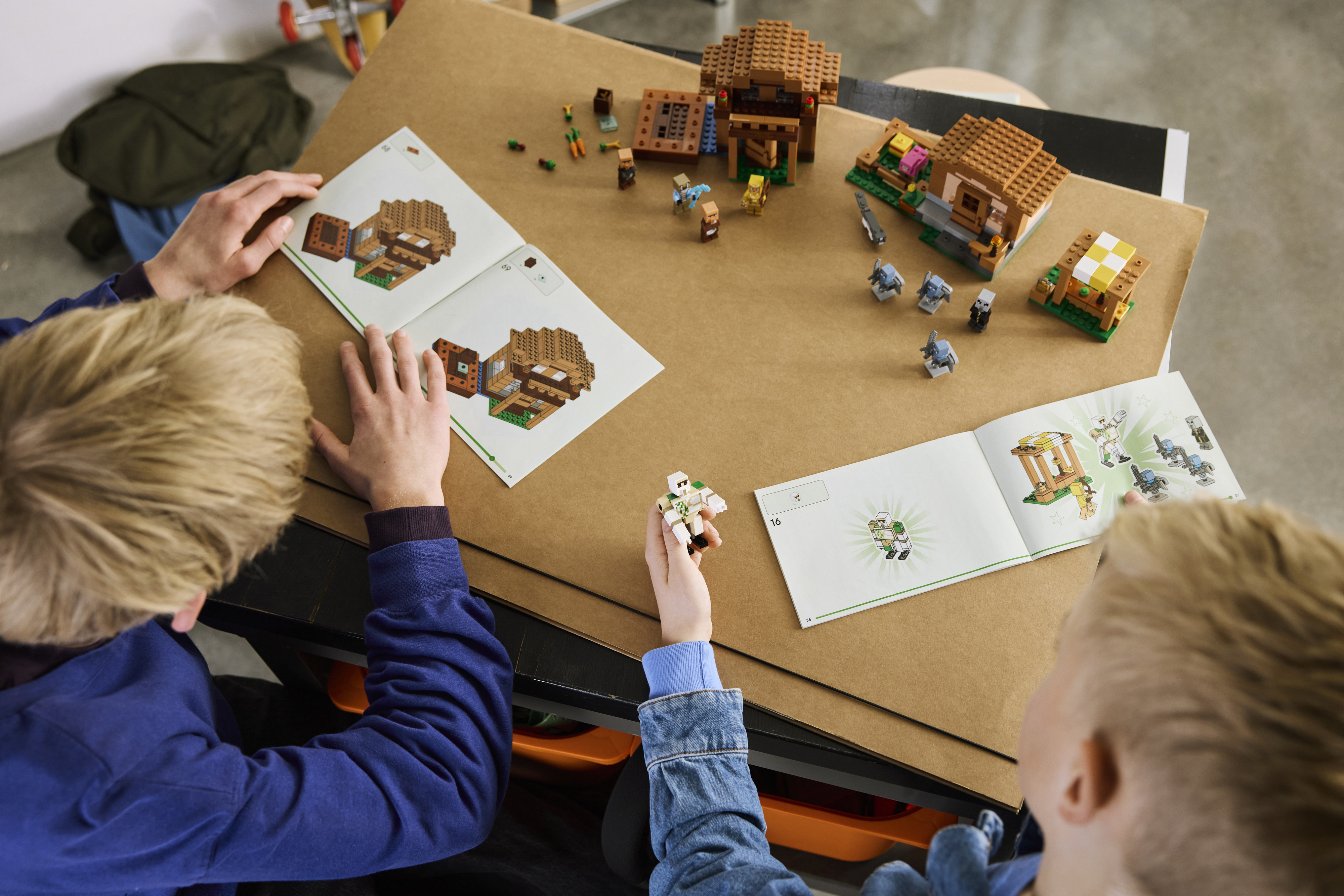 LEGO 21596 Minecraft Нападение вызывателя на деревню фото 