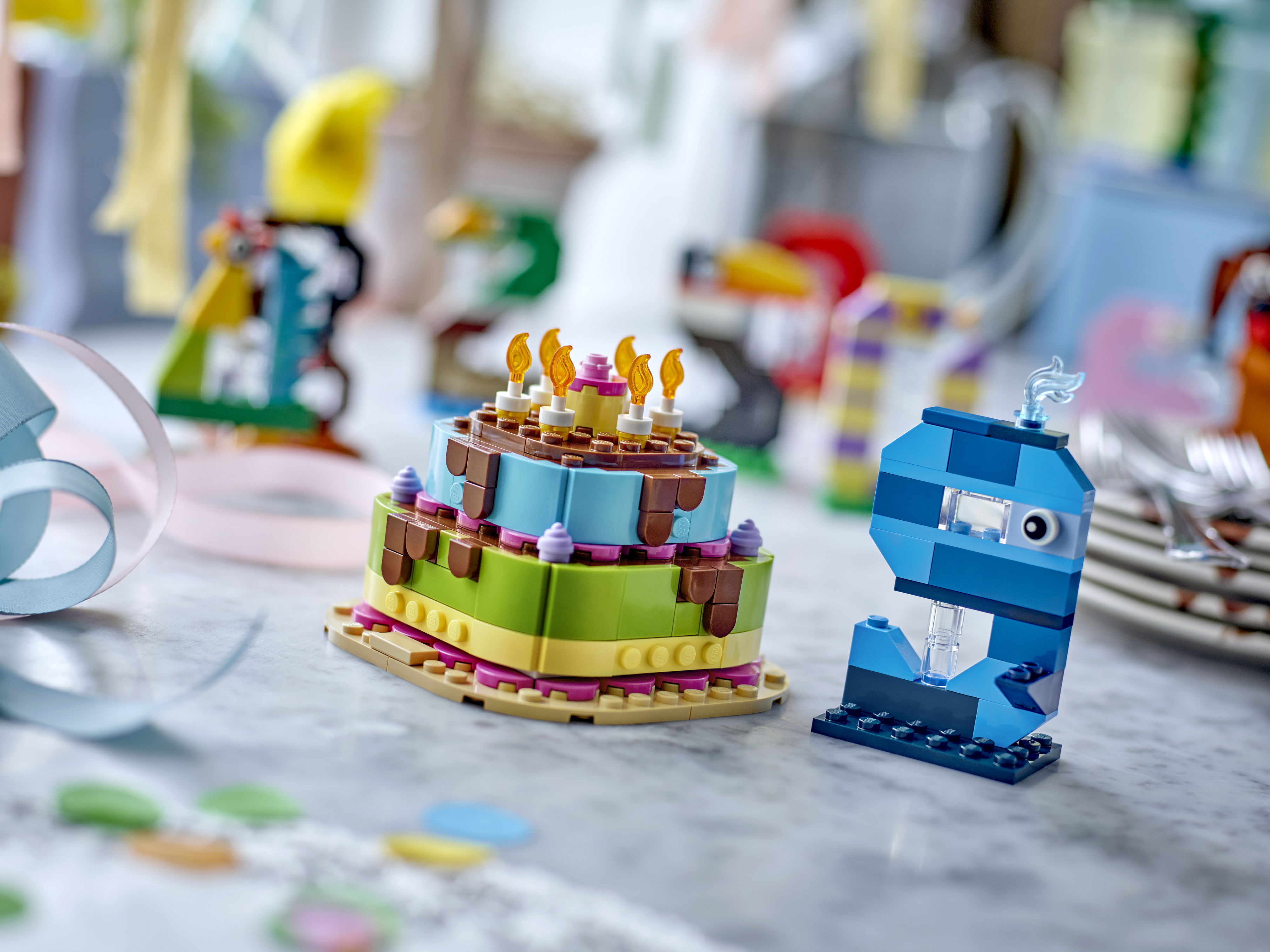 LEGO 40815 Iconic Торт на день рождения фото 