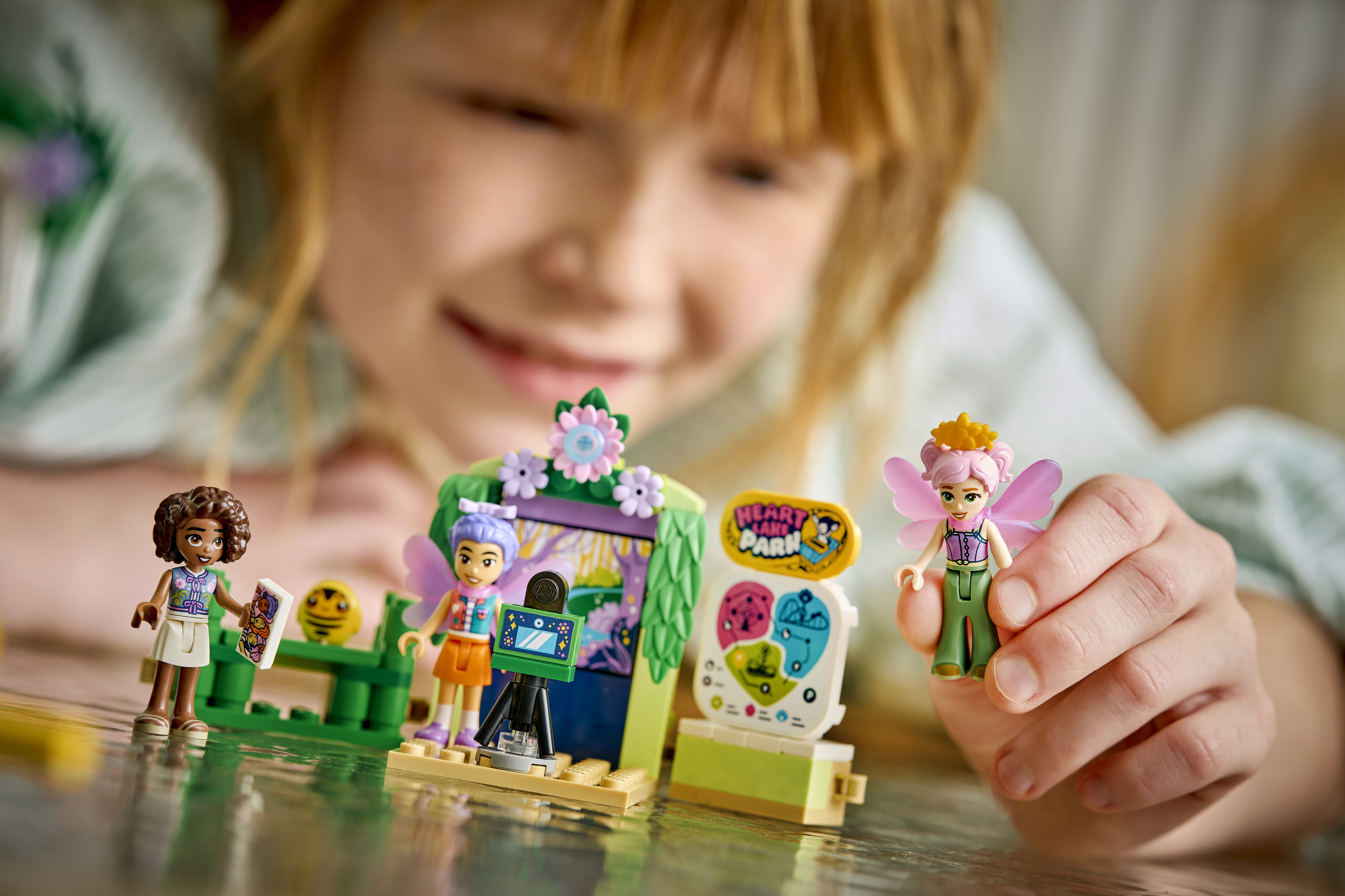 LEGO 42702 Friends Карусель с цветами и чашками и сказочная фотобудка фото 11