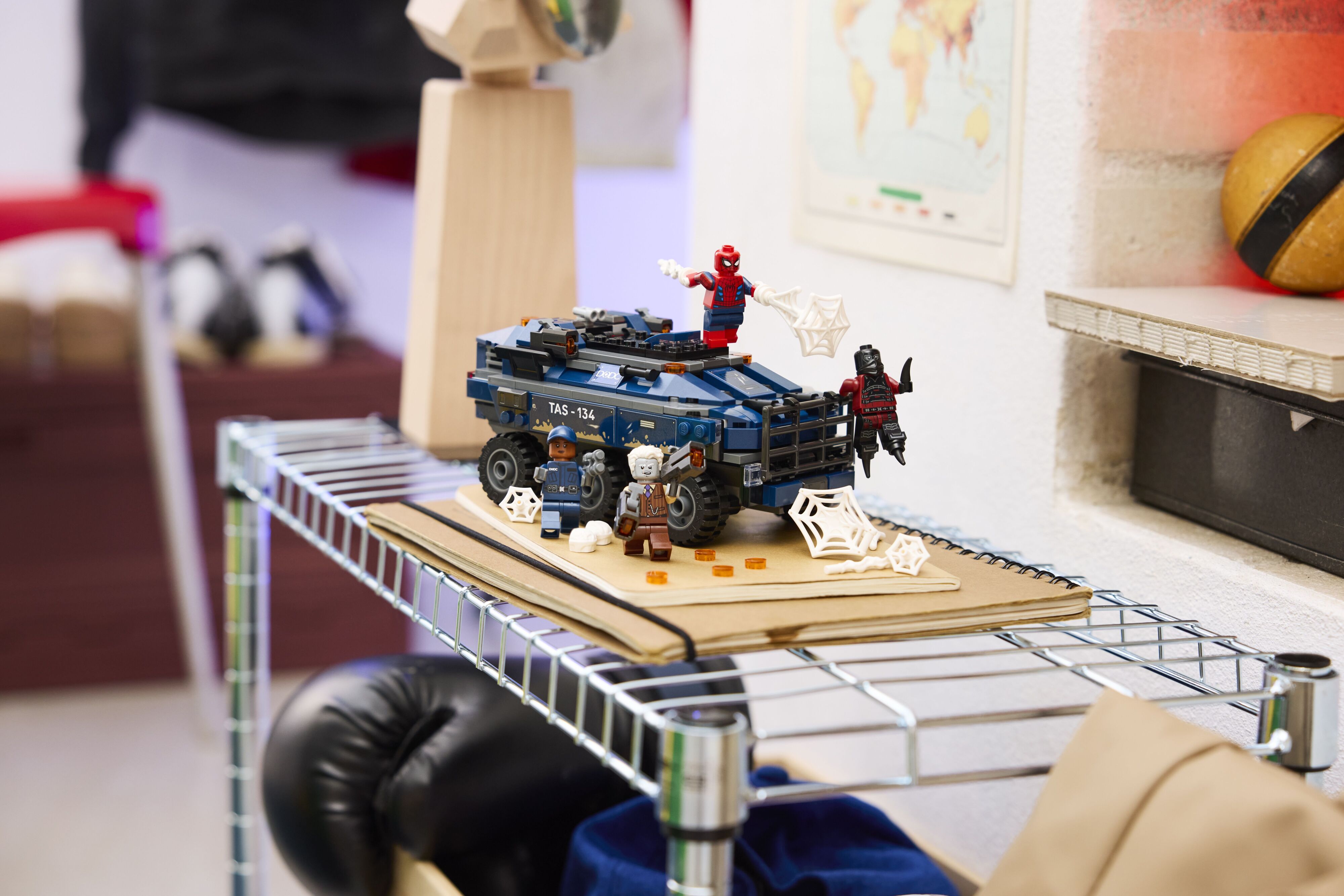 LEGO 76349 Marvel Преследование Человеком-Пауком машины для перевозки преступников фото 11