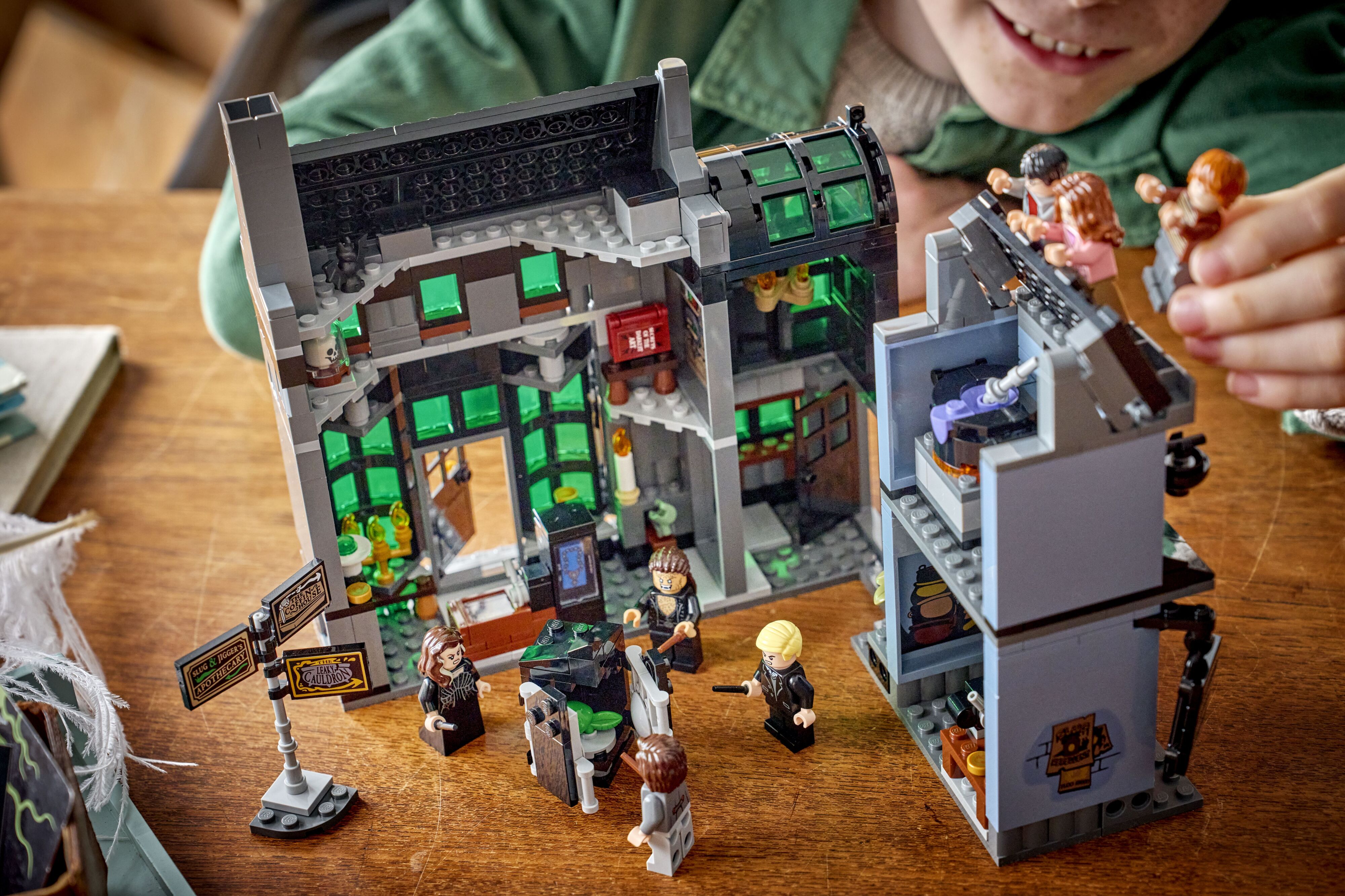 LEGO 76471 Harry Potter Магазины для волшебников в Лютном переулке фото 