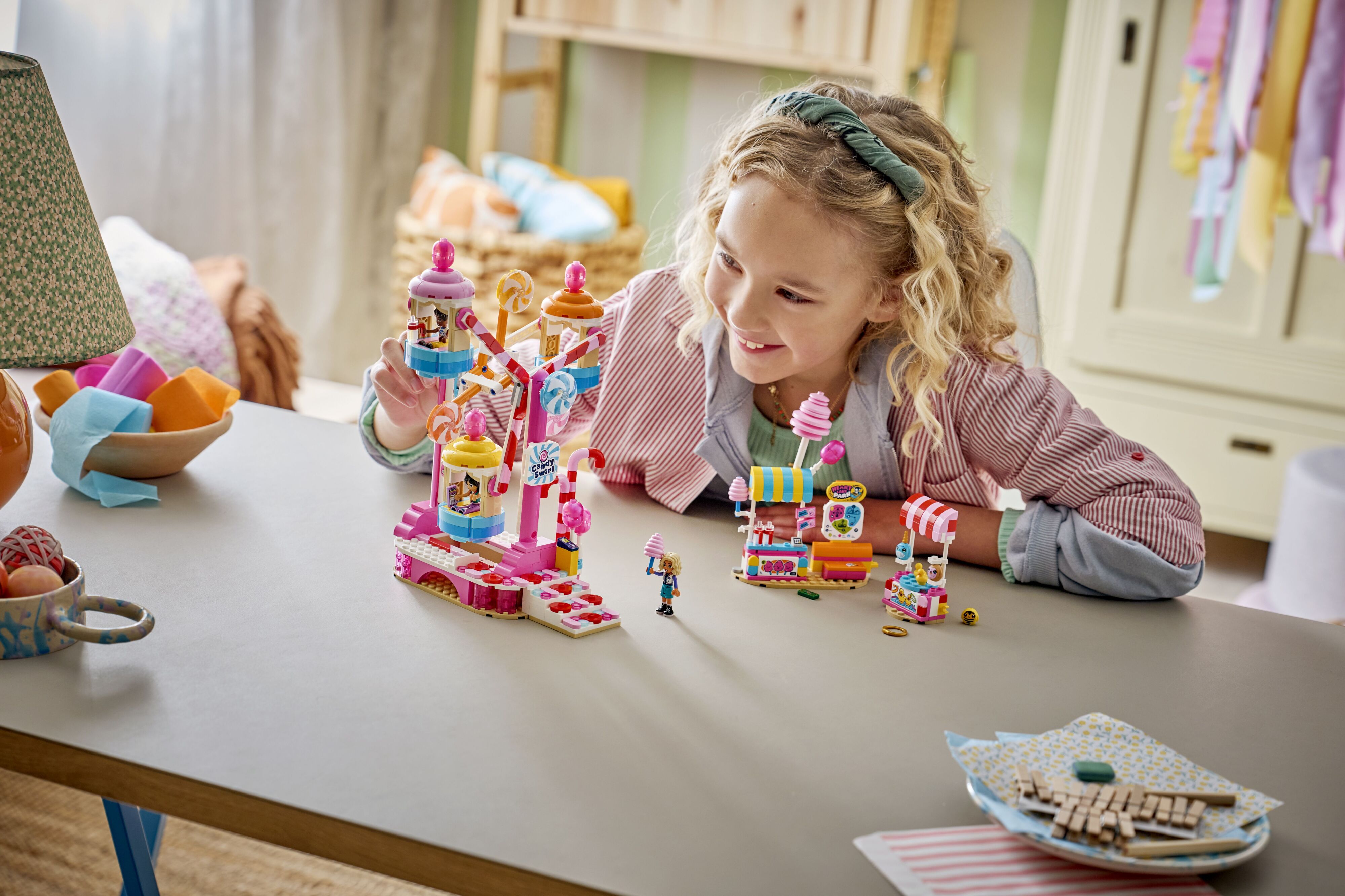 LEGO 42700 Friends Колесо обозрения с конфетами и капкейками фото 8