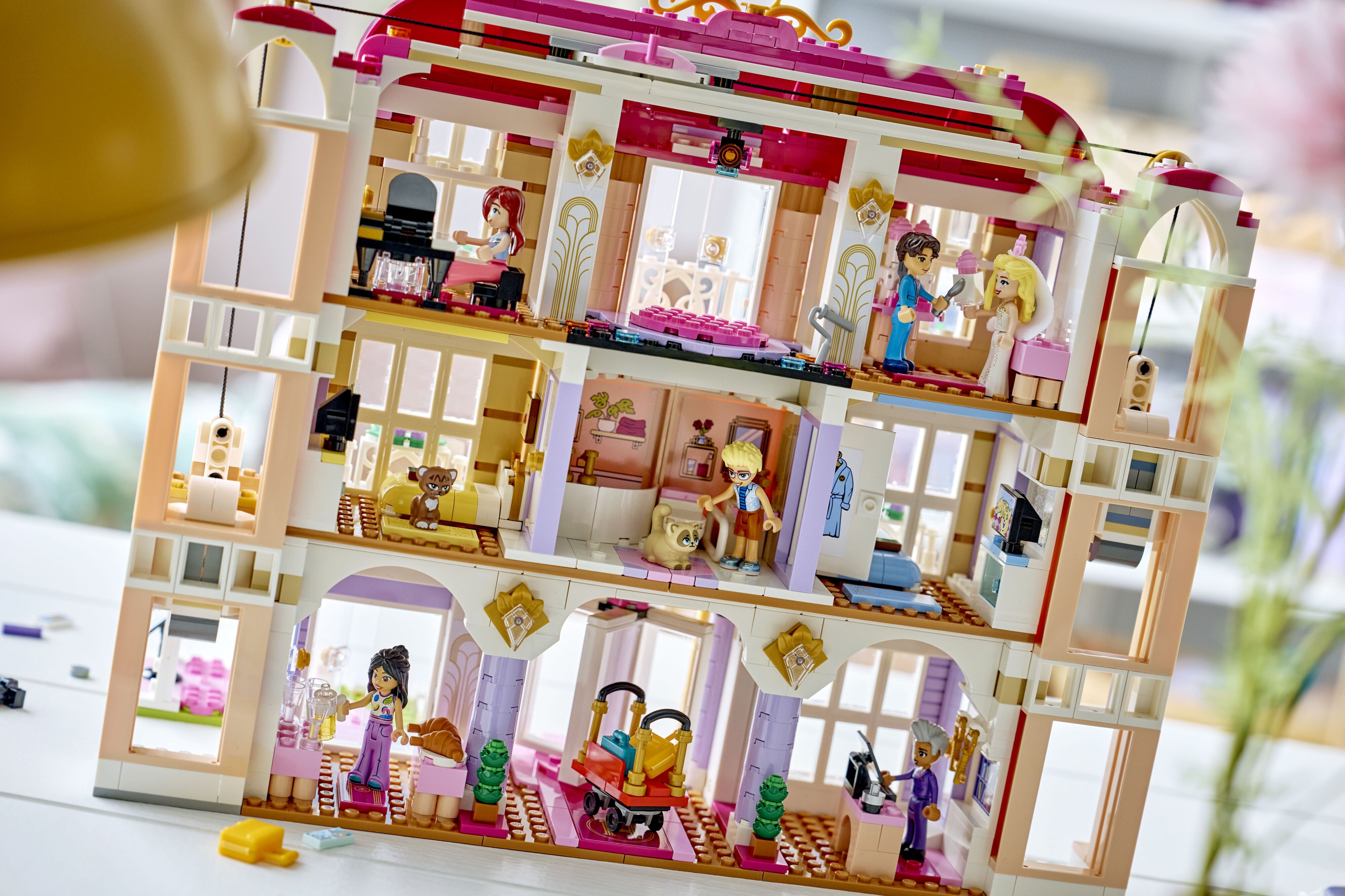 LEGO 42704 Friends Гранд-отель в Хартлейк-Сити фото 9
