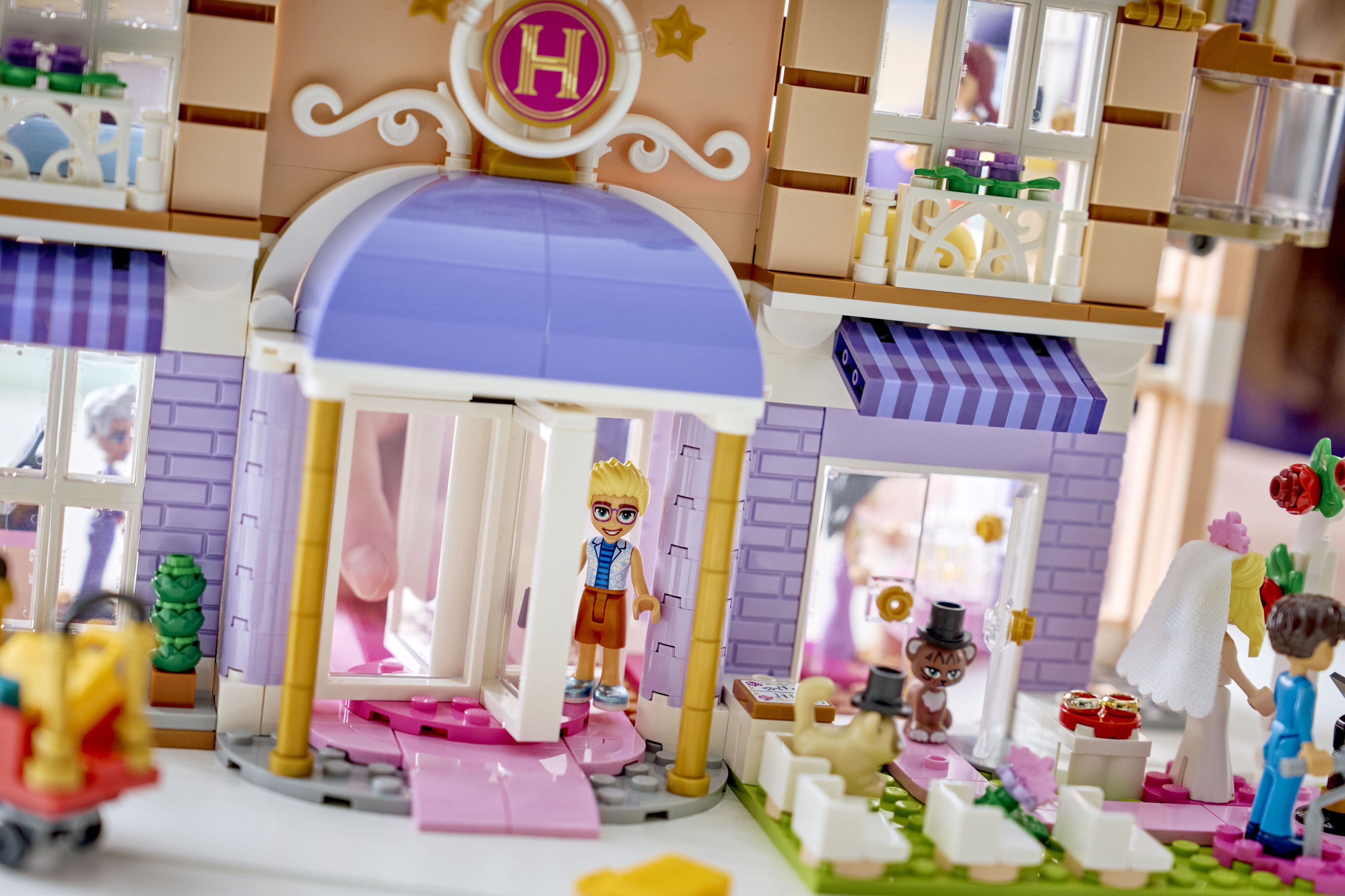 LEGO 42704 Friends Гранд-отель в Хартлейк-Сити фото 11