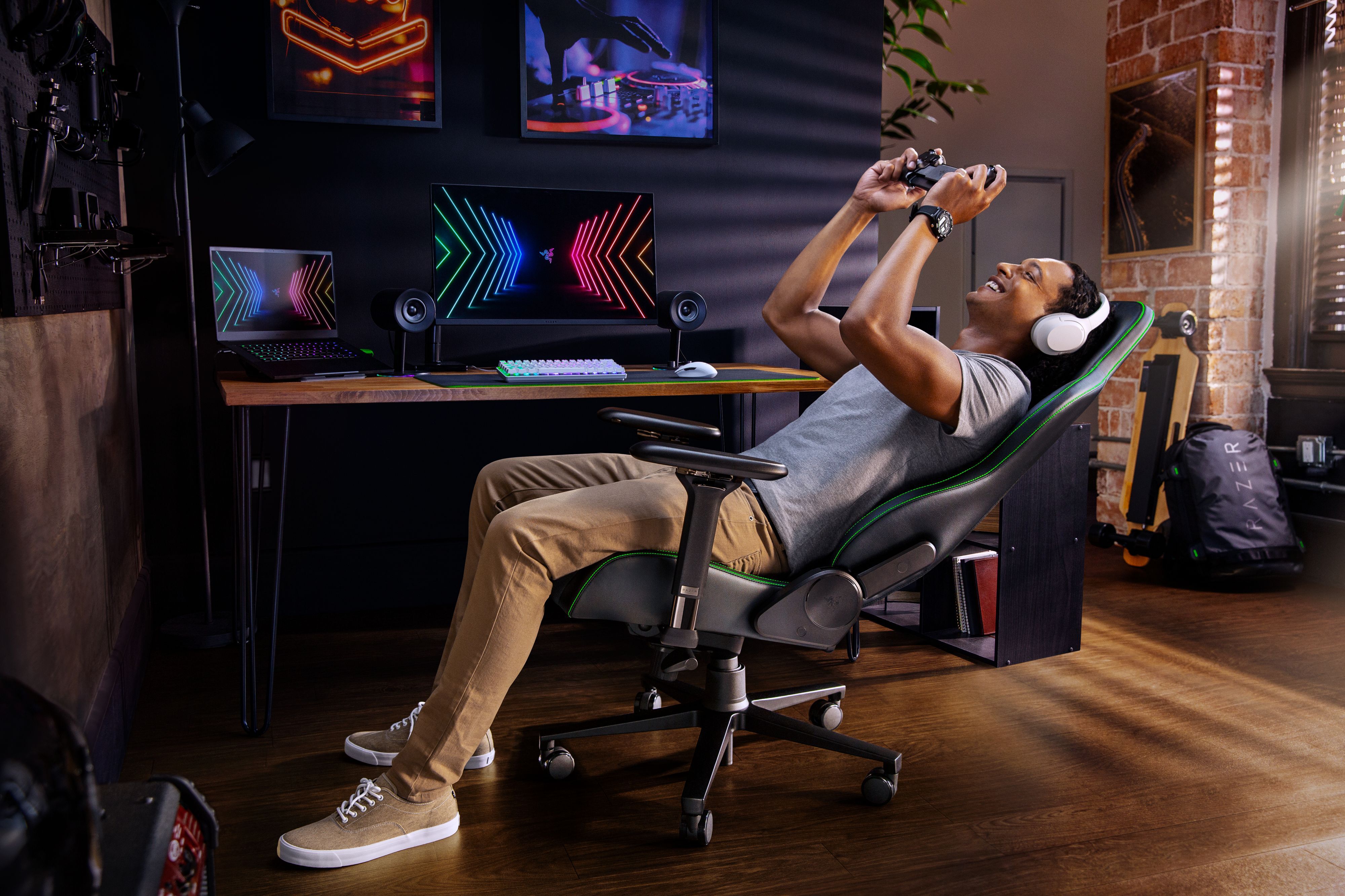 Кресло игровое Razer Enki X 2D-Armrests Black/Green (RZ38-03880100-R3G1) фото 
