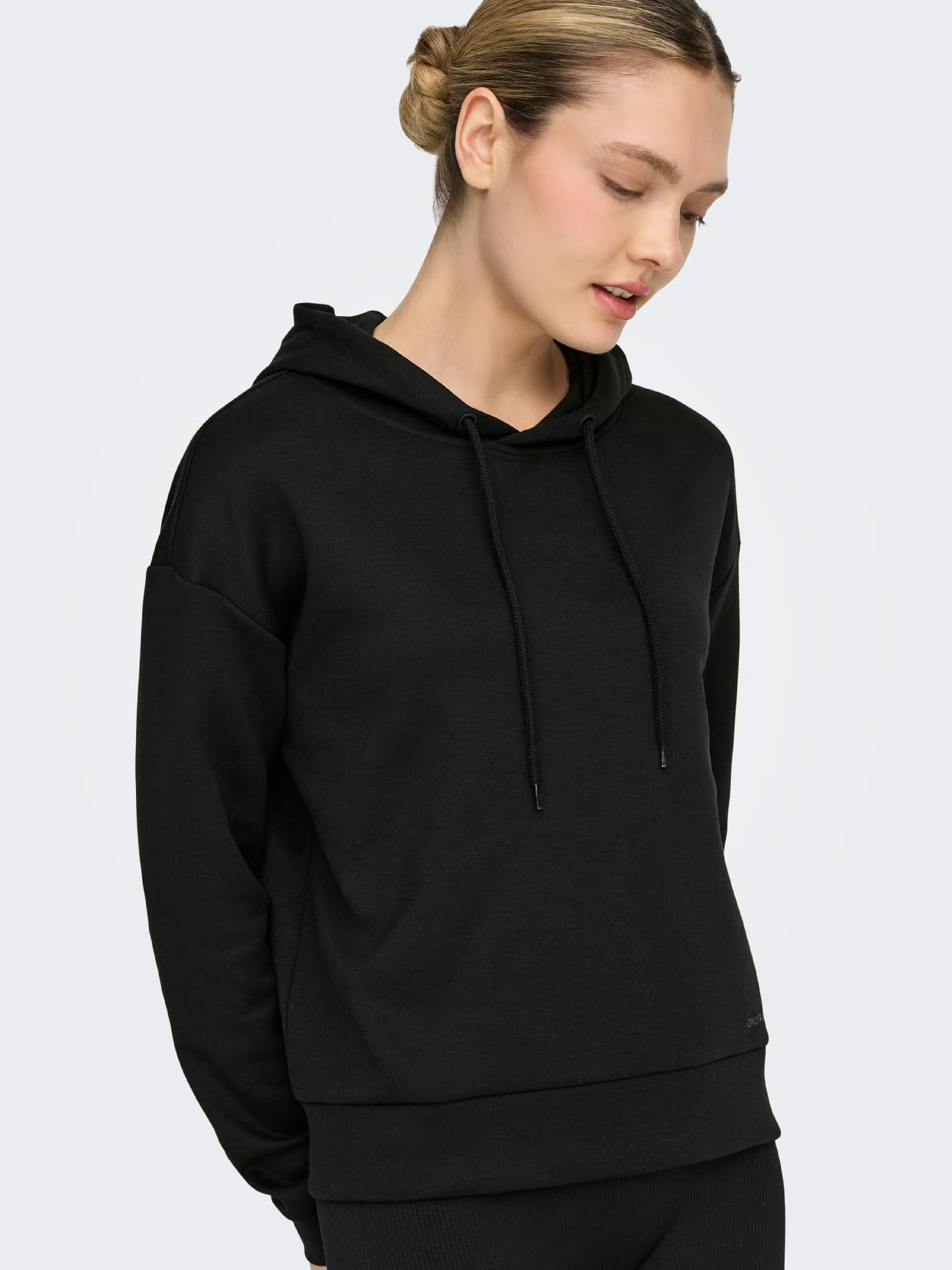 Худи женское Only Play Onplounge Hood Ls Swt Noos 15245850 XS черное фото 
